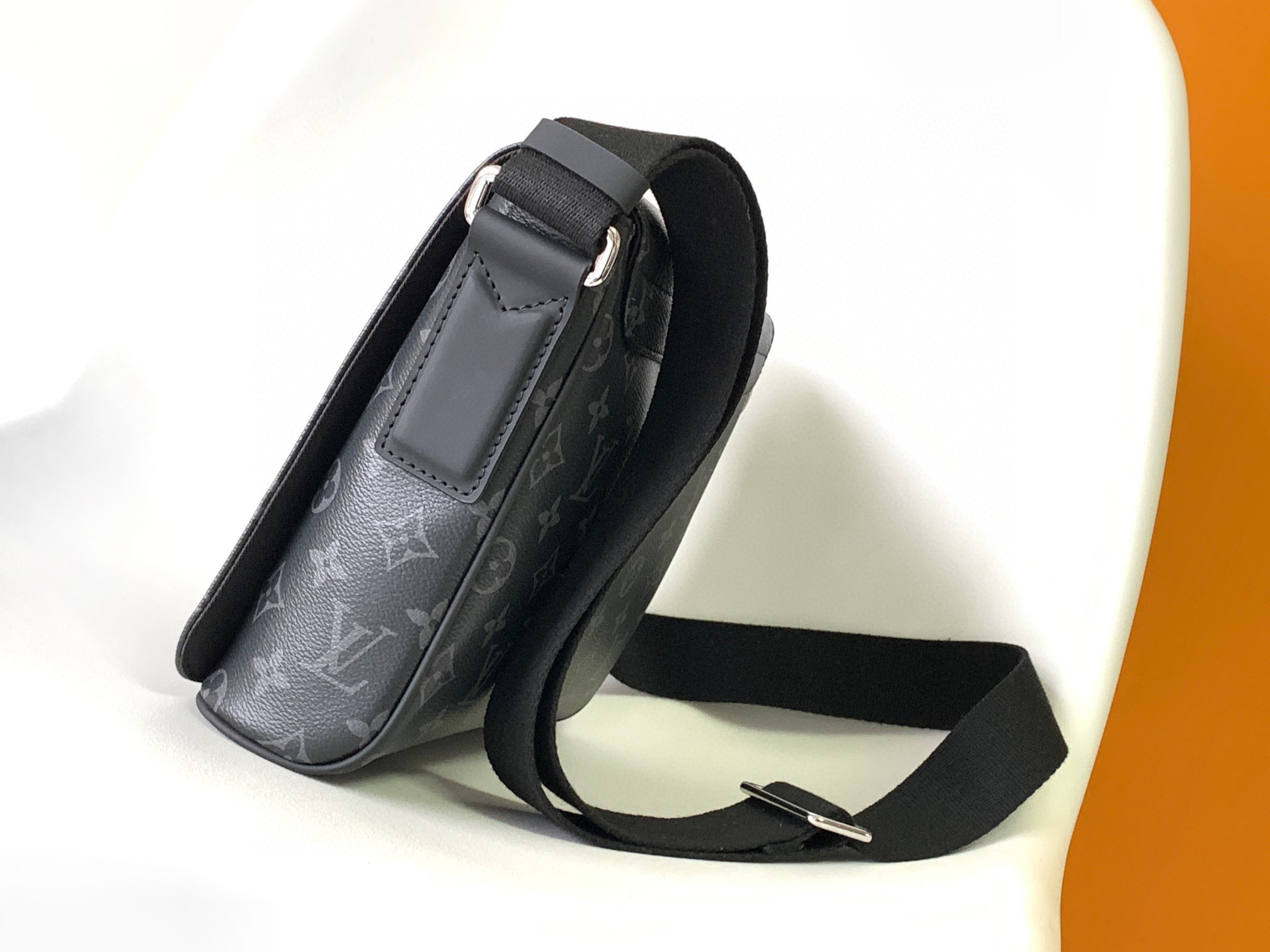 原厂皮 LOUIS VUITTON District 经典老花印花 皮革  邮差包 手提包 单肩包 斜挎包 黑灰色 小号  M44000