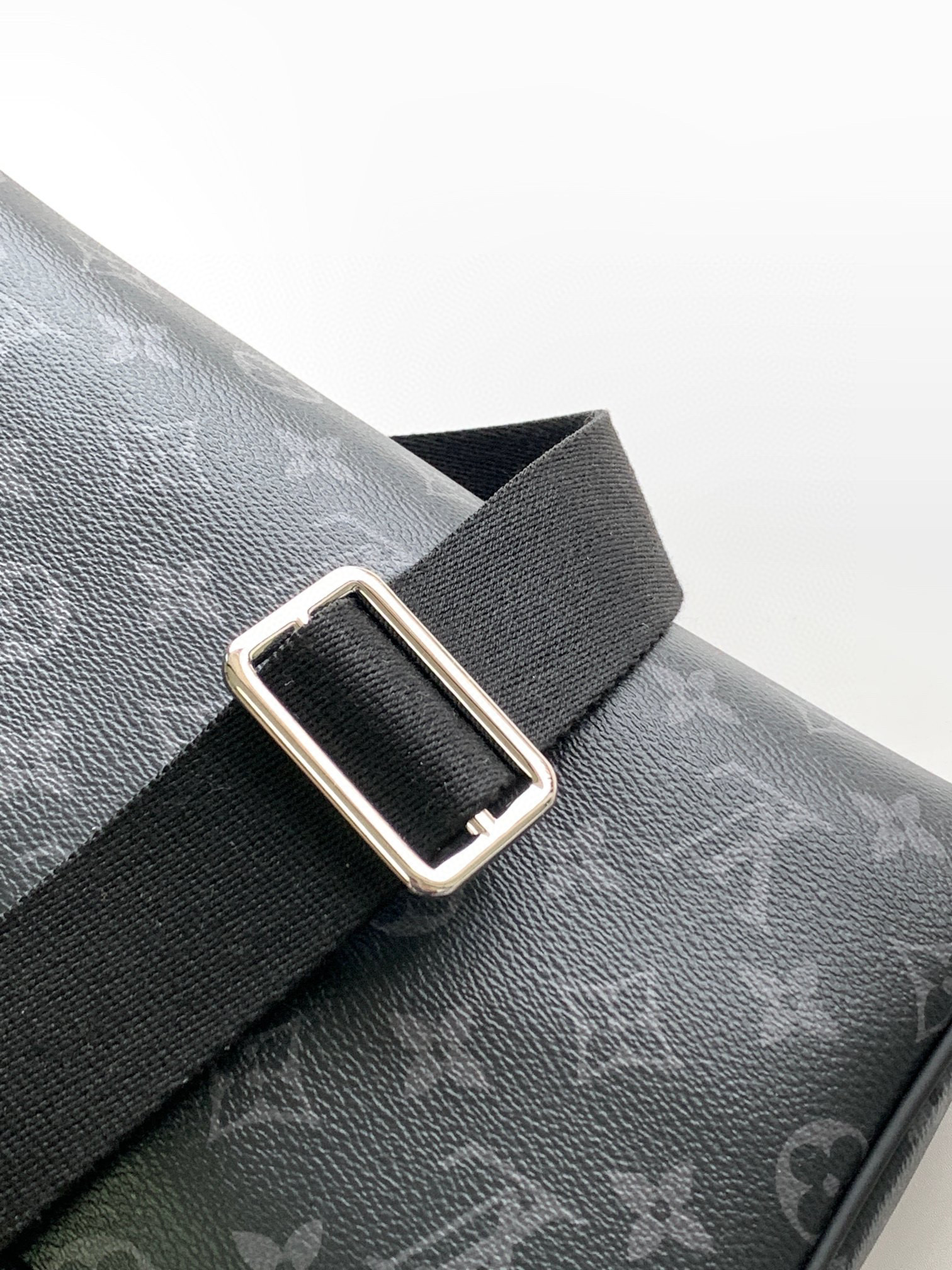 原厂皮 LOUIS VUITTON District 经典老花印花 皮革  邮差包 手提包 单肩包 斜挎包 黑灰色 小号  M44000