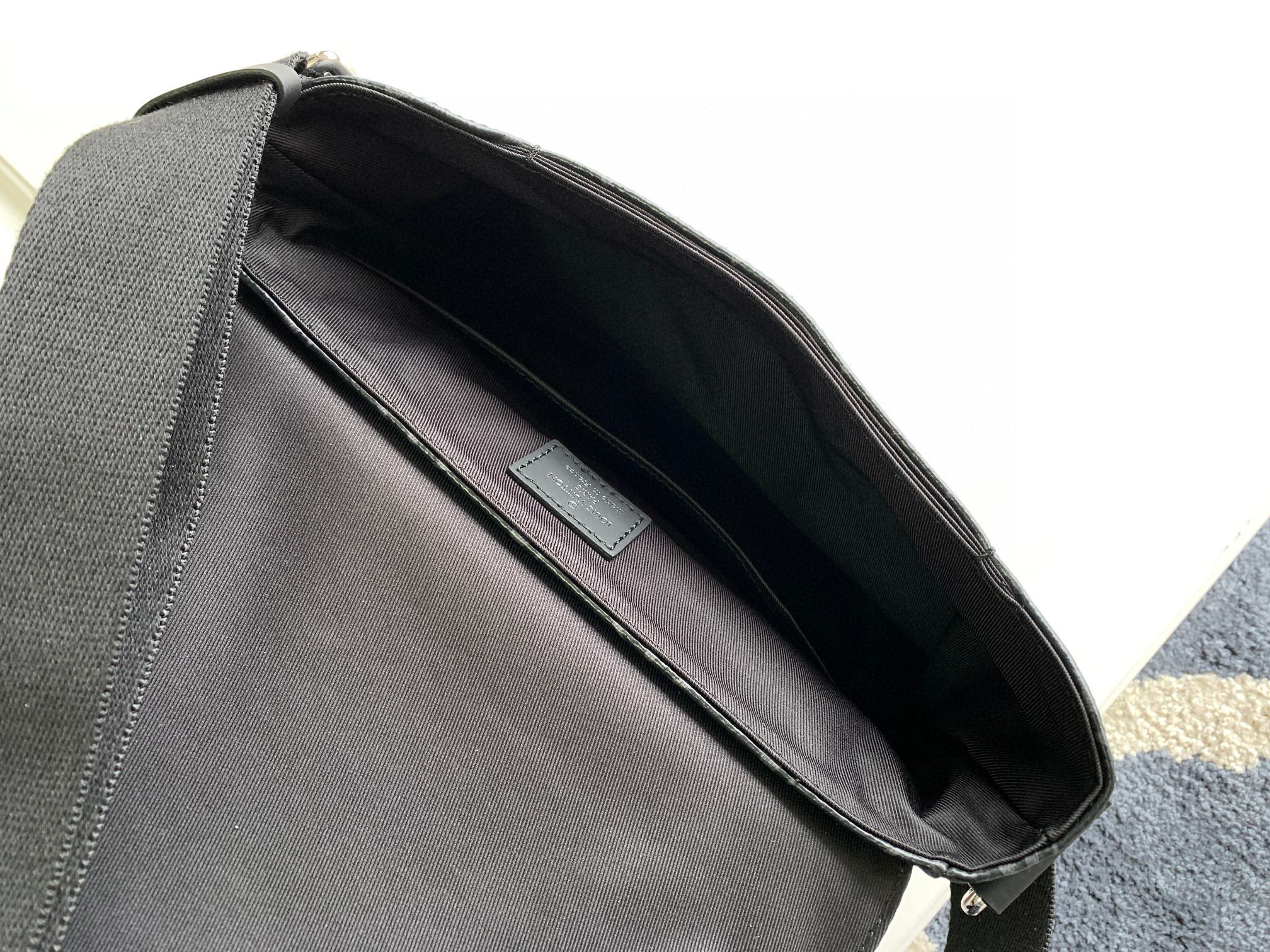 原厂皮 LOUIS VUITTON District 经典老花印花 皮革  邮差包 手提包 单肩包 斜挎包 黑灰色 小号  M44000