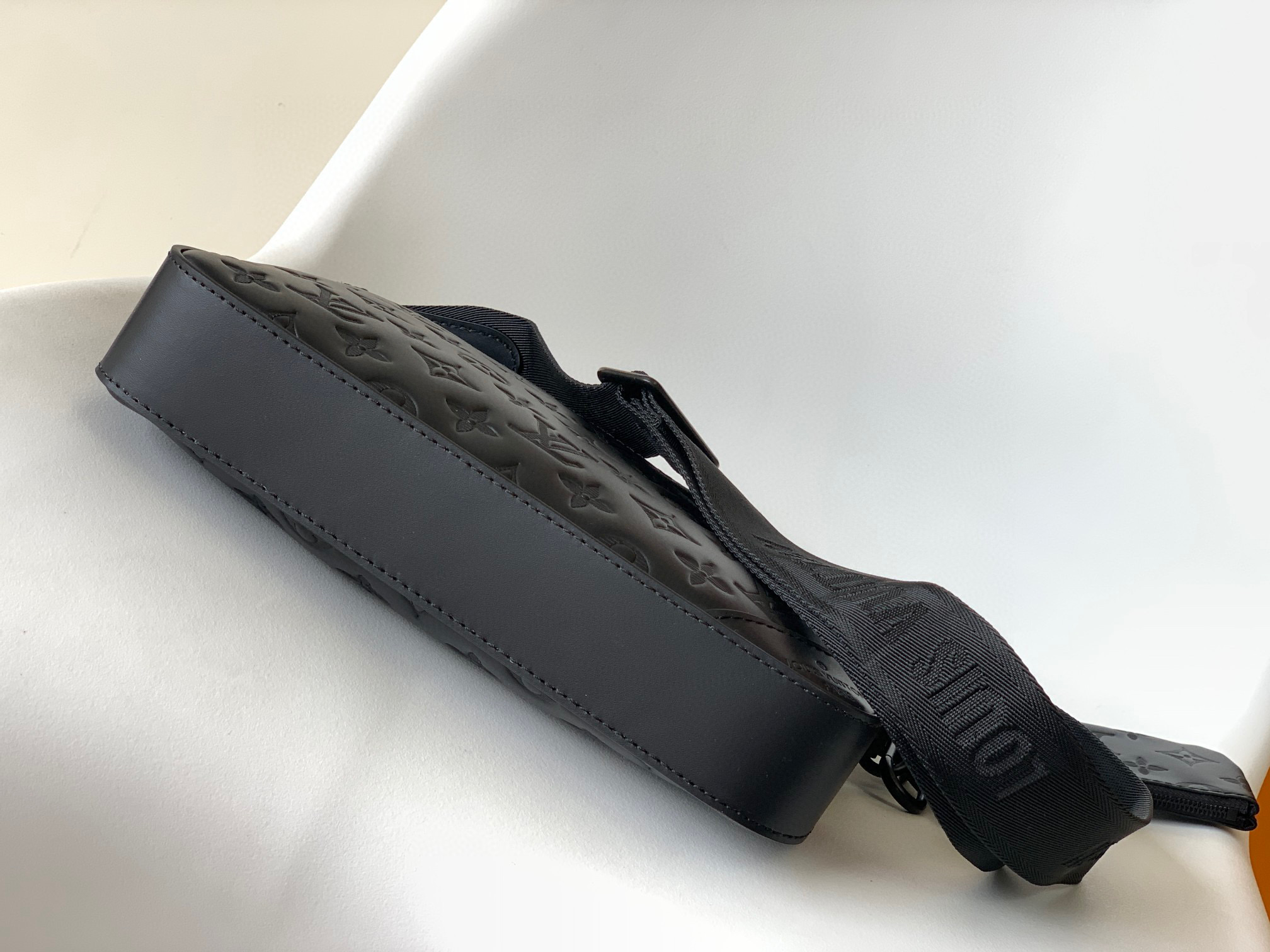 原厂皮 LOUIS VUITTON 经典老花肩带 压纹 皮革 邮差包 手提包 单肩包 斜挎包 黑灰色 M69827