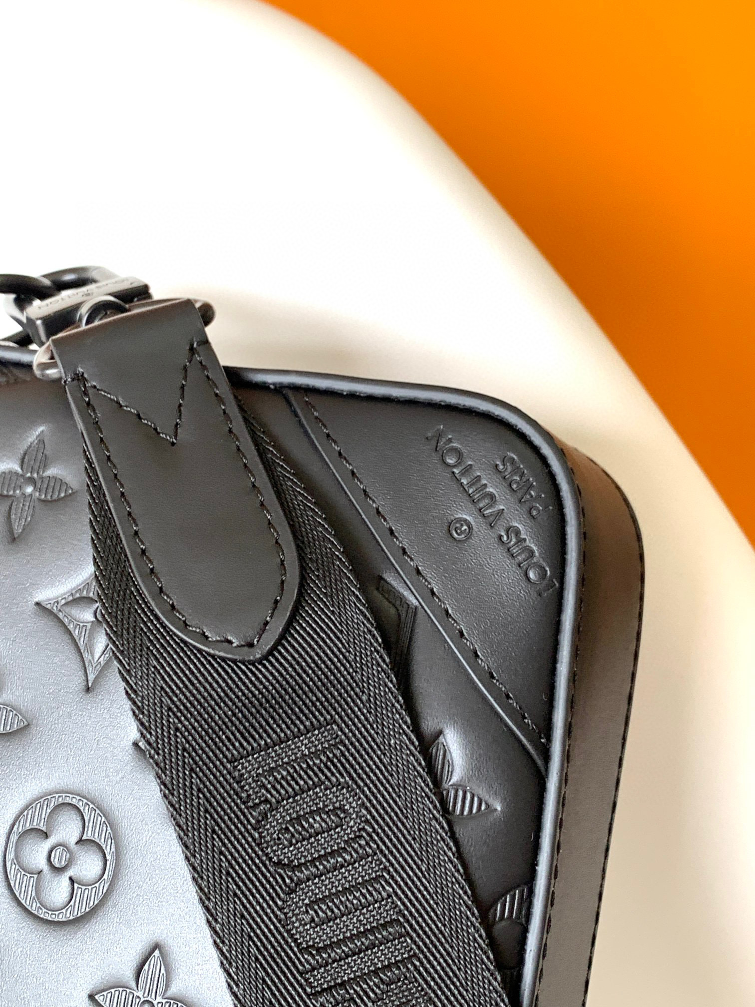 原厂皮 LOUIS VUITTON 经典老花肩带 压纹 皮革 邮差包 手提包 单肩包 斜挎包 黑灰色 M69827