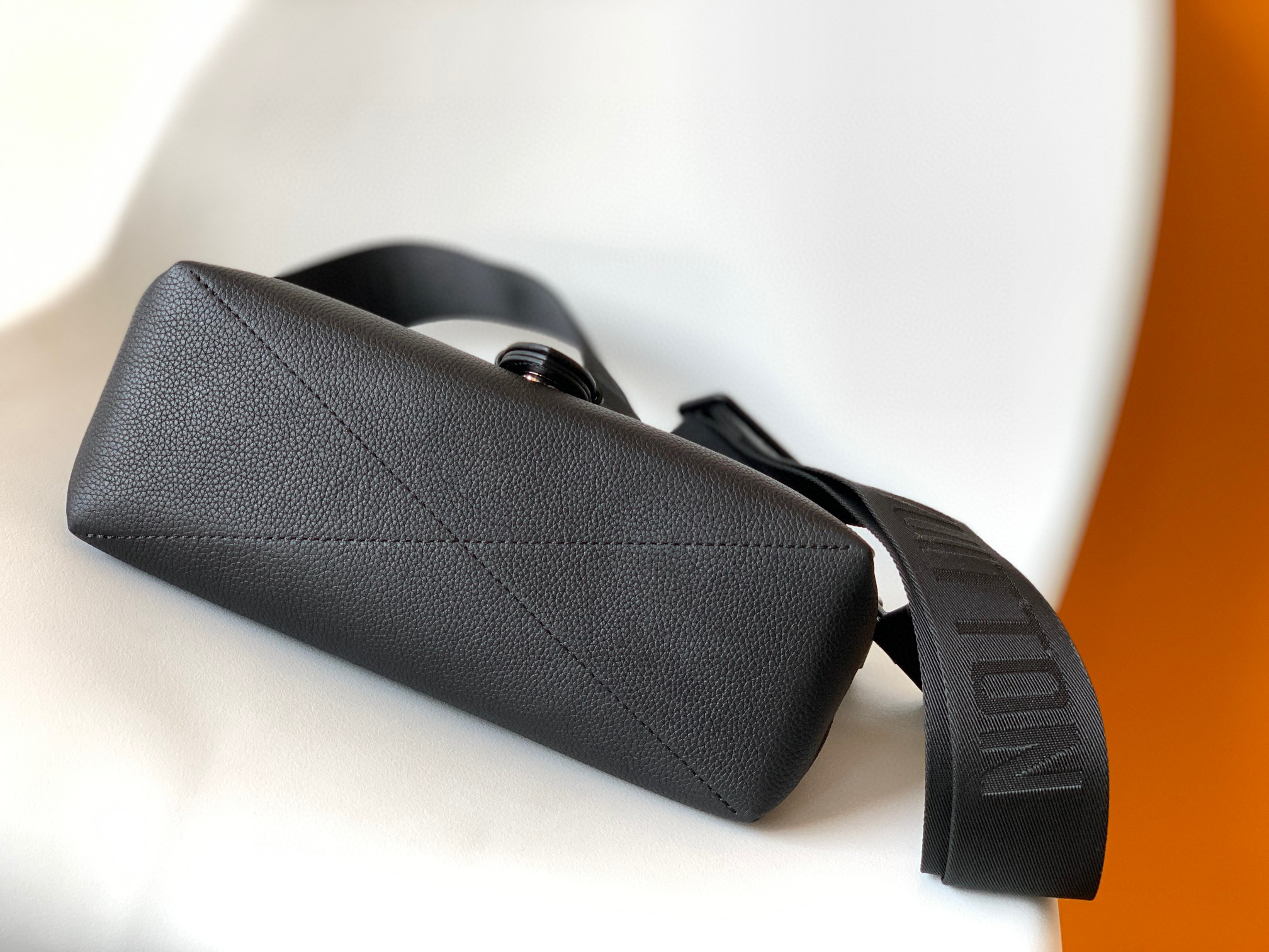 原厂皮 LOUIS VUITTON Saumur 经典老花满印 可调节  涂层帆布 邮差包 手提包 单肩包 斜挎包 黑色   M45911