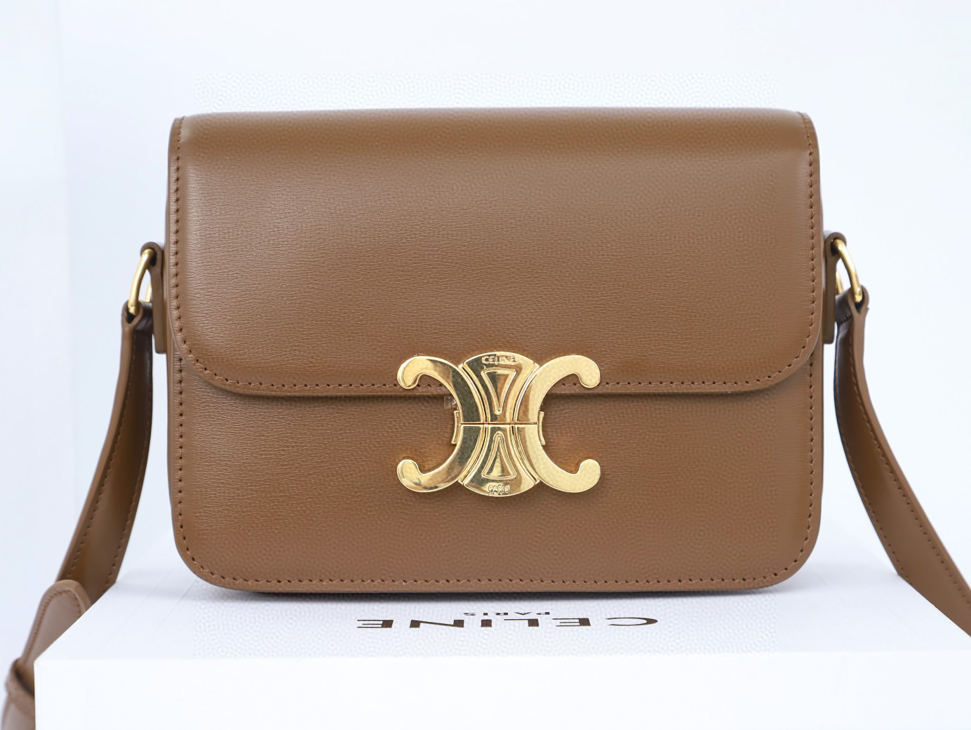 CELINE 赛琳 Triomphe 金色锁扣凯旋门亮面 棕色 腋下包 手提包 单肩包 斜挎包 188423BF4-18BU