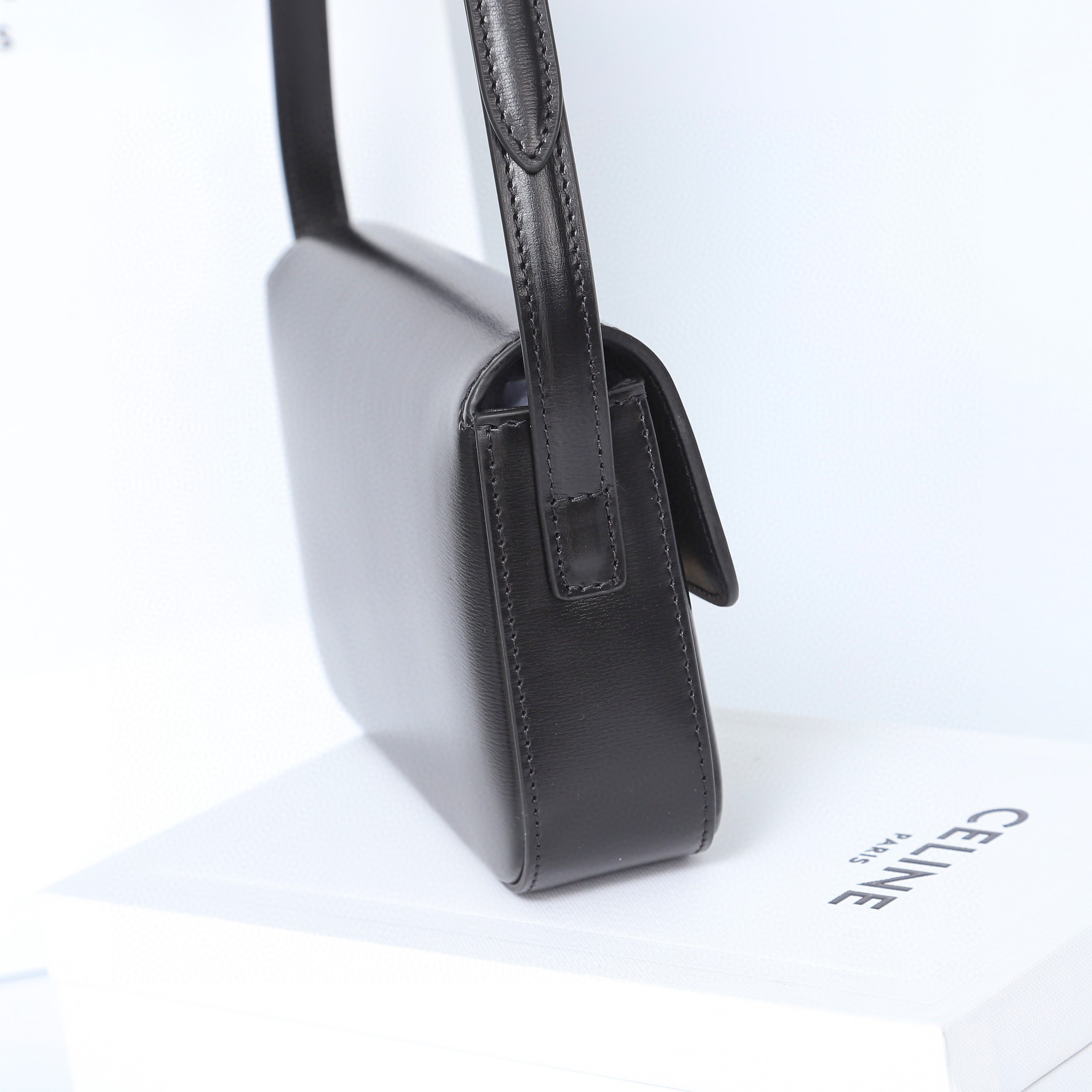 CELINE 赛琳 Triomphe 金色锁扣凯旋门亮面 黑色 腋下包 手提包 单肩包 斜挎包 194143BF4-38NO