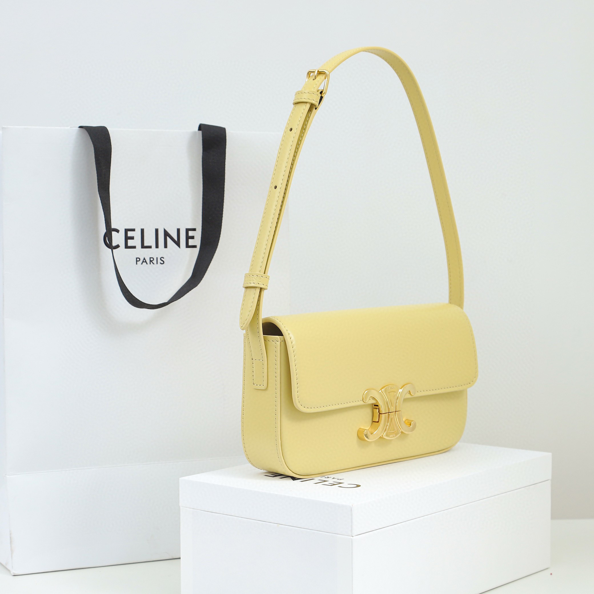 CELINE 赛琳 Triomphe 金色锁扣凯旋门亮面 淡黄色 腋下包 手提包 单肩包 斜挎包 194143BF4-11PA