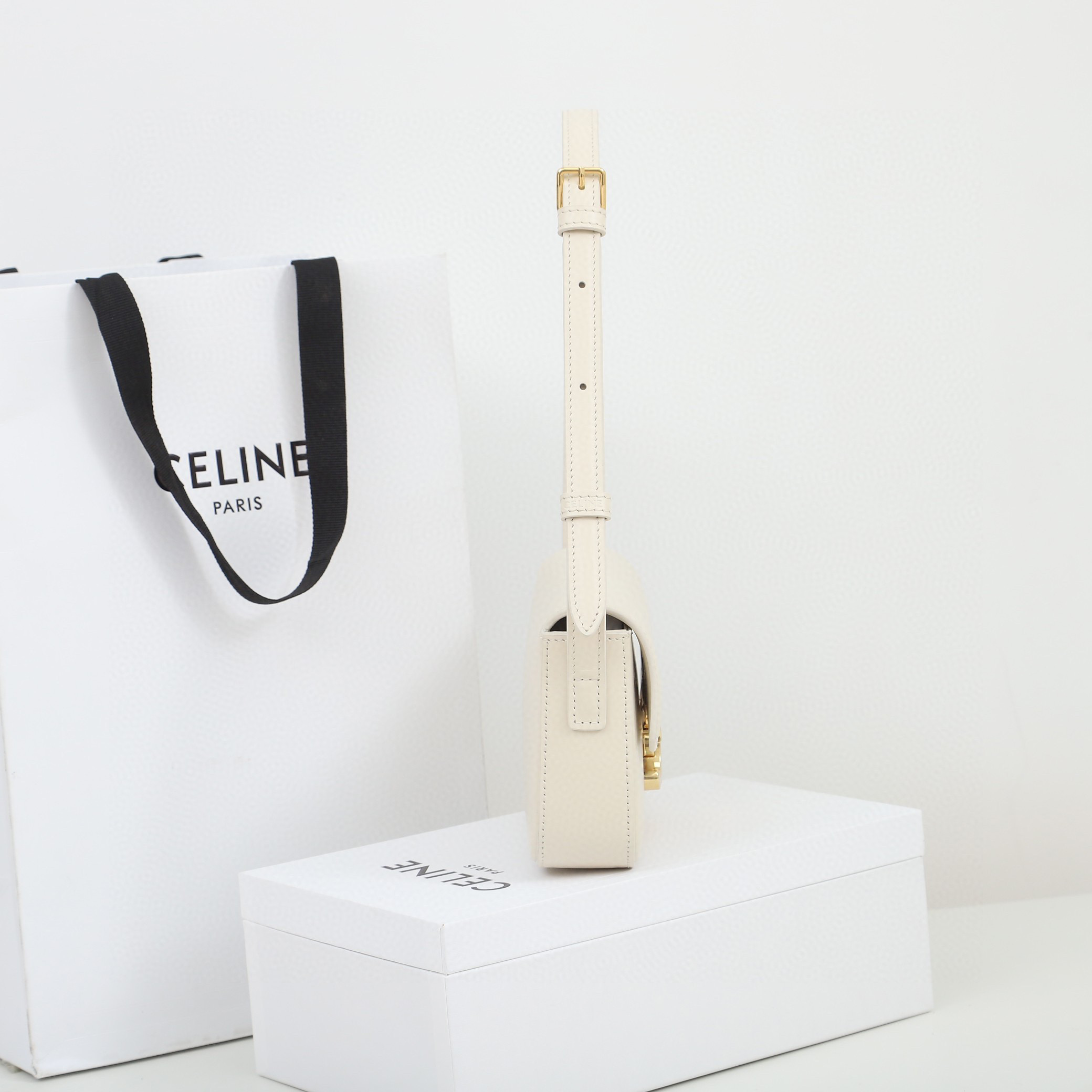 CELINE 赛琳 Triomphe 金色锁扣凯旋门亮面 象牙白色 腋下包 手提包 单肩包 斜挎包 194143BF4-01IV