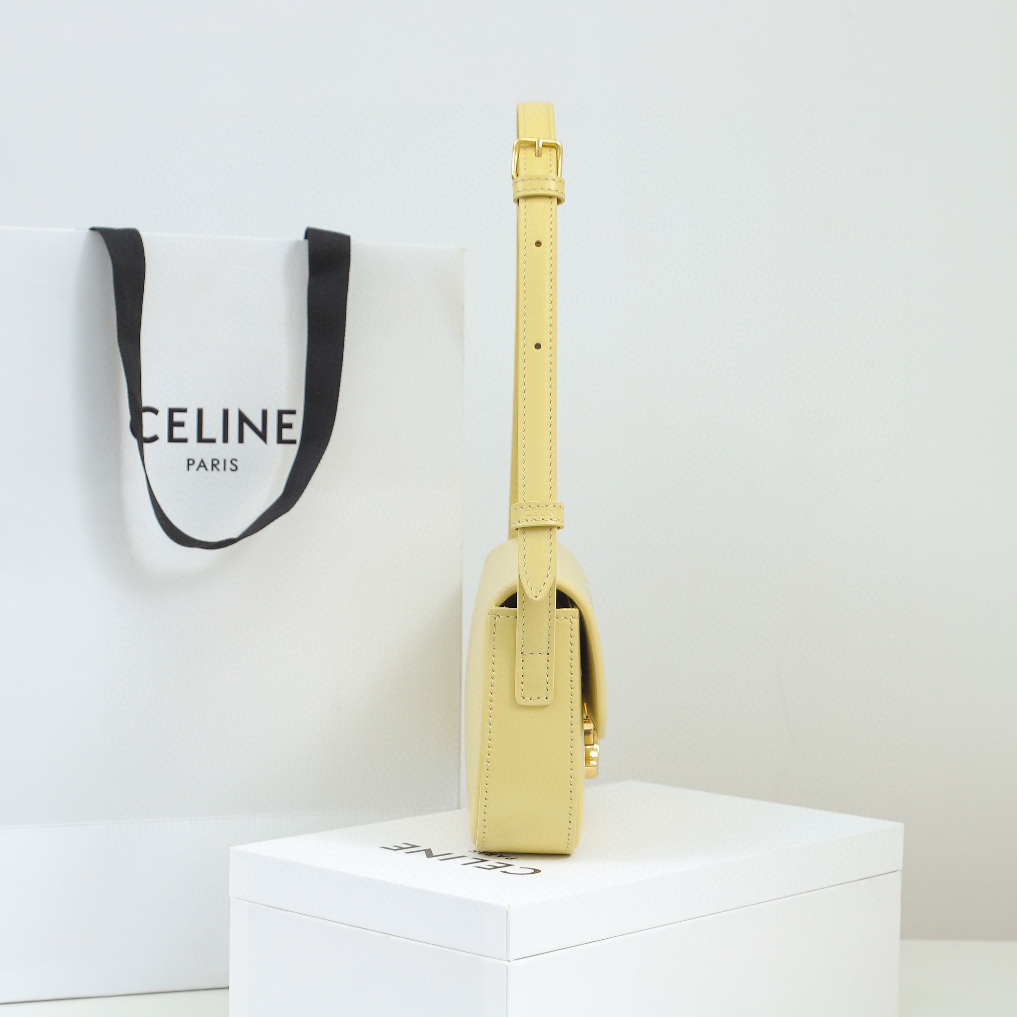 CELINE 赛琳 Triomphe 金色锁扣凯旋门亮面 淡黄色 腋下包 手提包 单肩包 斜挎包 194143BF4-11PA