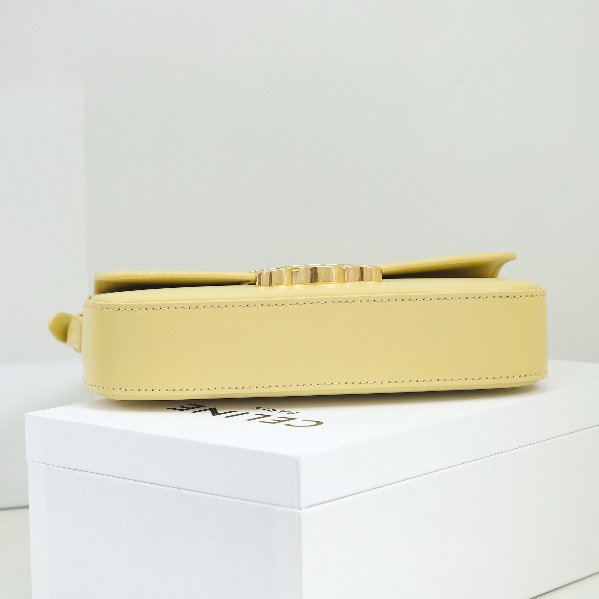 CELINE 赛琳 Triomphe 金色锁扣凯旋门亮面 淡黄色 腋下包 手提包 单肩包 斜挎包 194143BF4-11PA