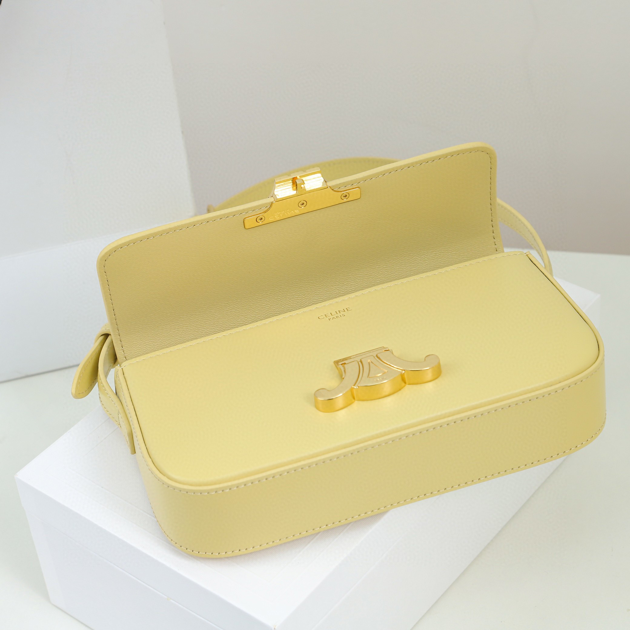 CELINE 赛琳 Triomphe 金色锁扣凯旋门亮面 淡黄色 腋下包 手提包 单肩包 斜挎包 194143BF4-11PA