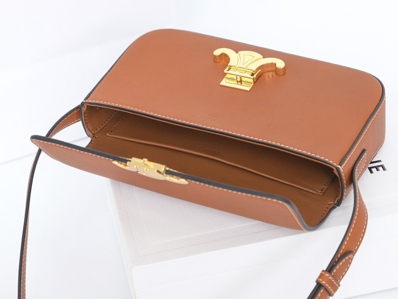 CELINE 赛琳 Triomphe 金色锁扣凯旋门亮面 黄褐色 腋下包 手提包 单肩包 斜挎包 194143BFN-04LU