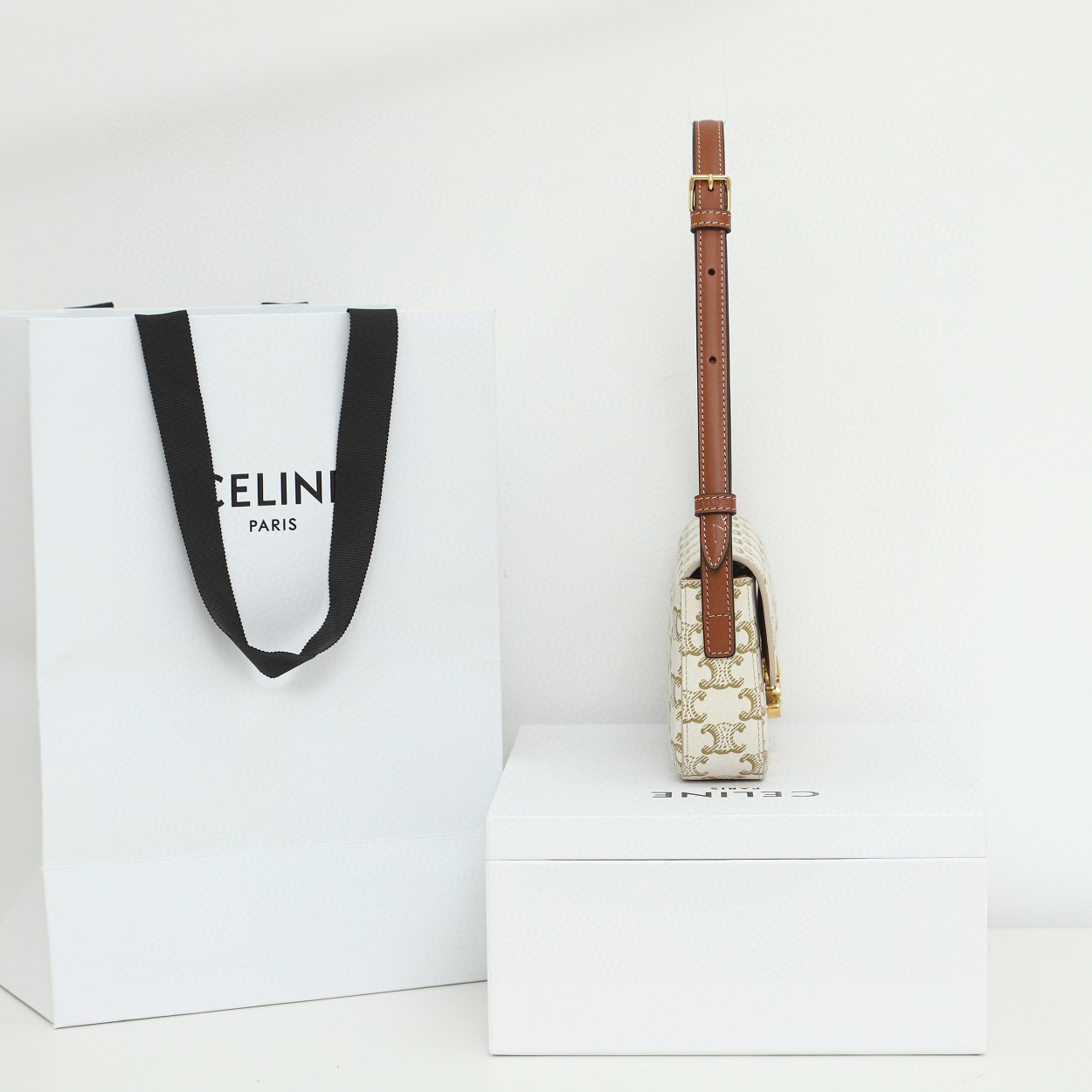 CELINE 赛琳 Triomphe 凯旋门标志 经典满印老花 金属锁扣 白色 腋下包 手提包 单肩包 斜挎包 194142CUZ-01BC