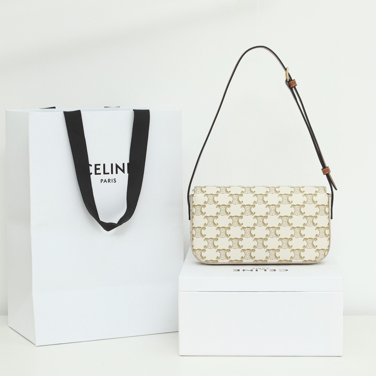 CELINE 赛琳 Triomphe 凯旋门标志 经典满印老花 金属锁扣 白色 腋下包 手提包 单肩包 斜挎包 194142CUZ-01BC