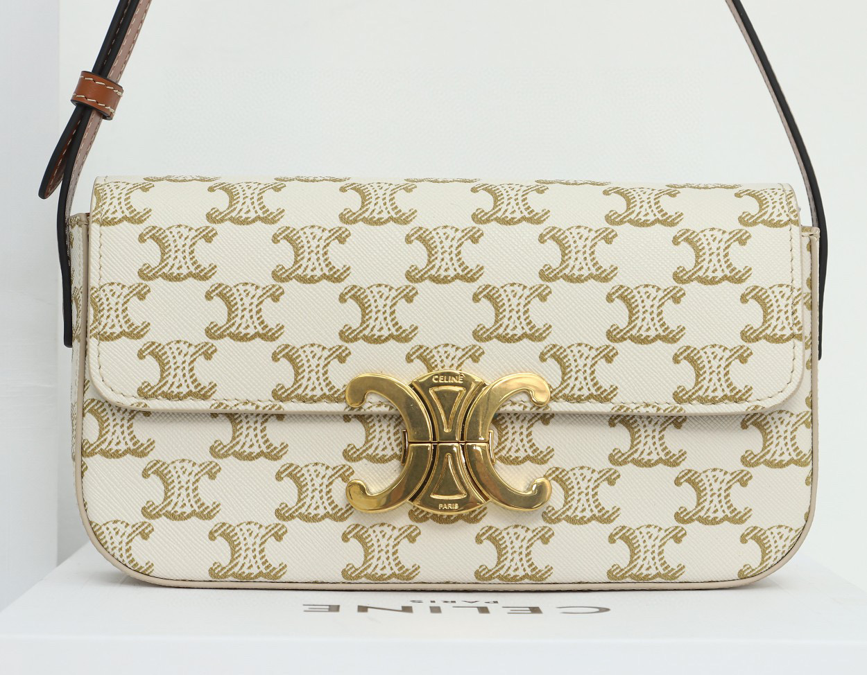 CELINE 赛琳 Triomphe 凯旋门标志 经典满印老花 金属锁扣 白色 腋下包 手提包 单肩包 斜挎包 194142CUZ-01BC