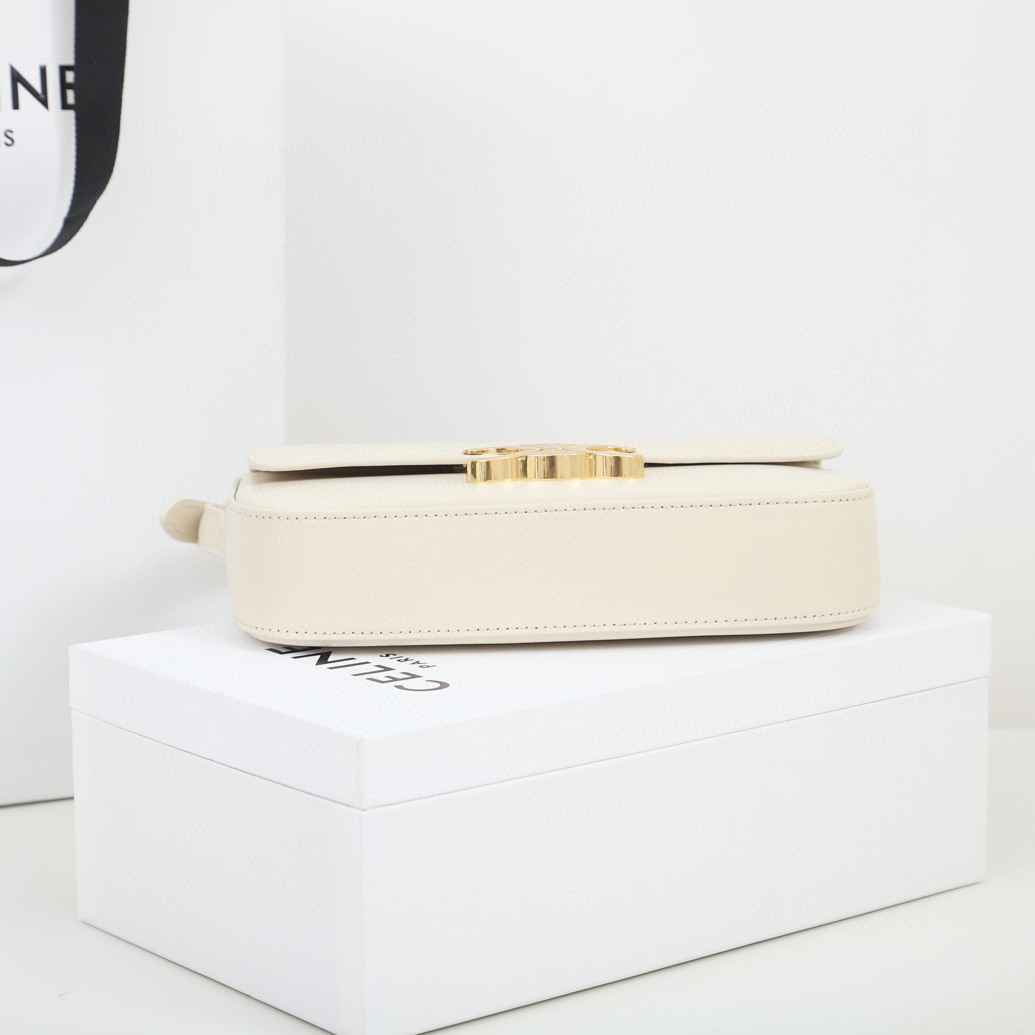 CELINE 赛琳 Triomphe 金色锁扣凯旋门亮面 象牙白色 腋下包 手提包 单肩包 斜挎包 194143BF4-01IV