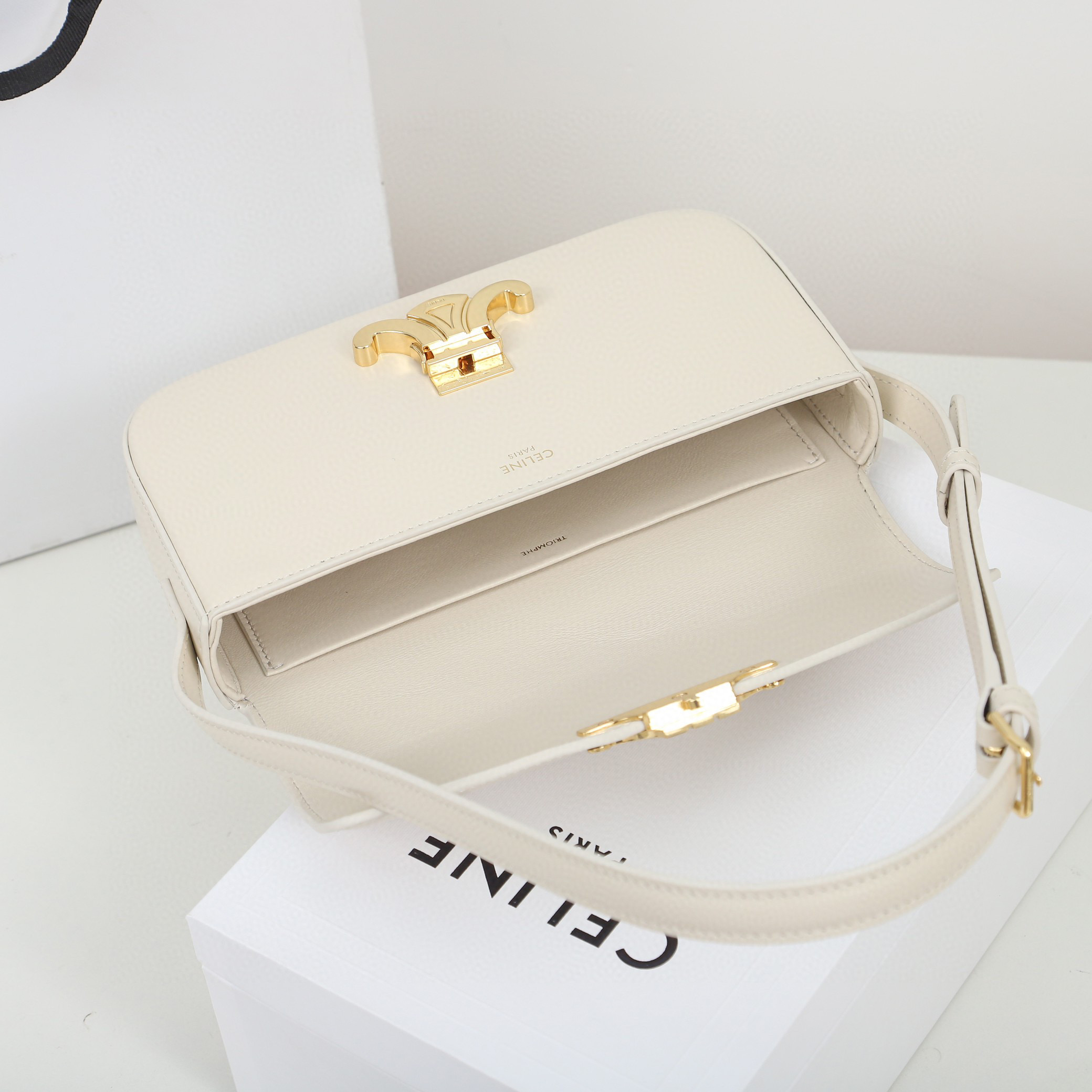 CELINE 赛琳 Triomphe 金色锁扣凯旋门亮面 象牙白色 腋下包 手提包 单肩包 斜挎包 194143BF4-01IV