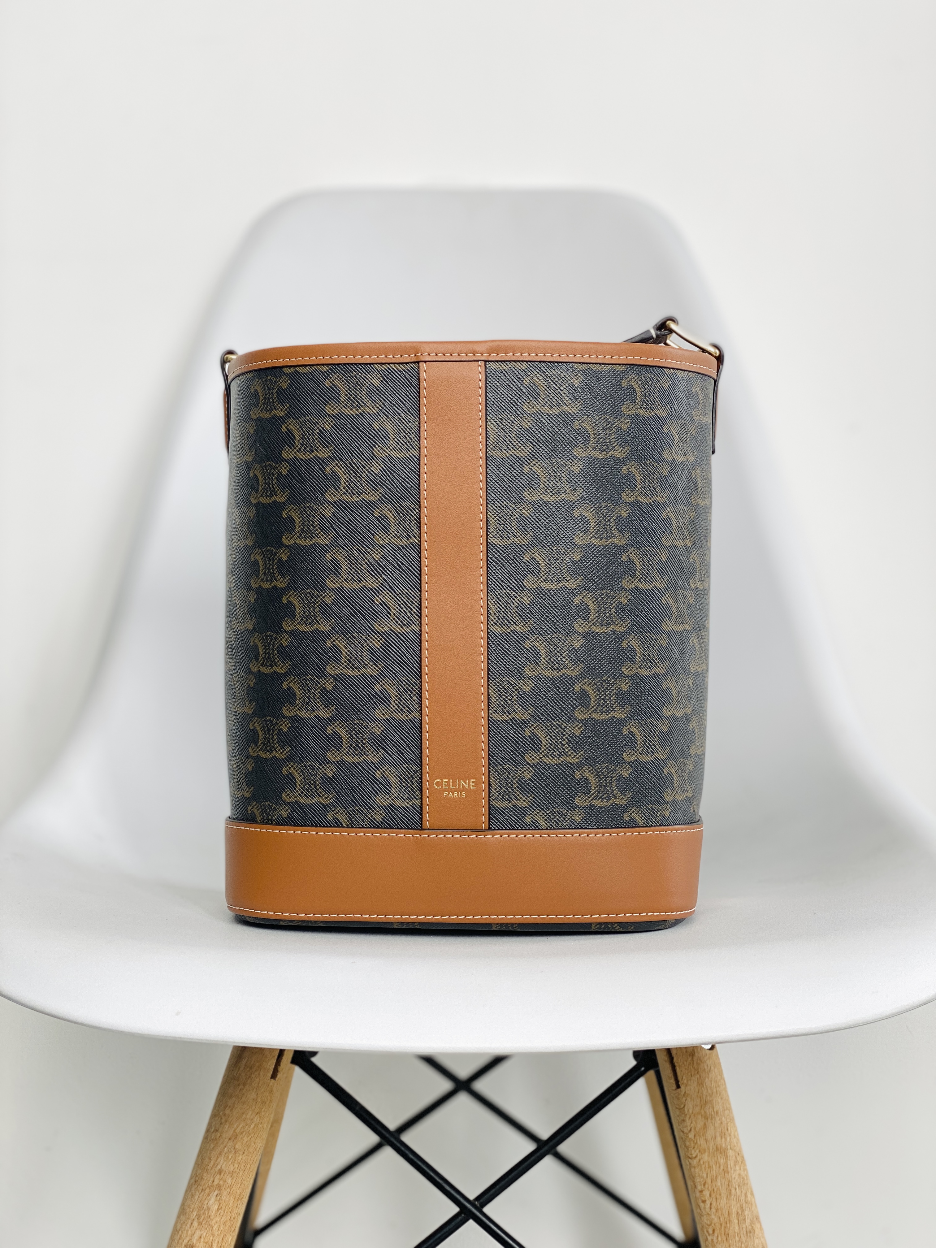 CELINE賽琳 Triomphe 凱旋門系列 經典滿印老花牛皮 水桶包 單肩包 斜挎包 小號 女款 黃褐色191442CAS-04LU
