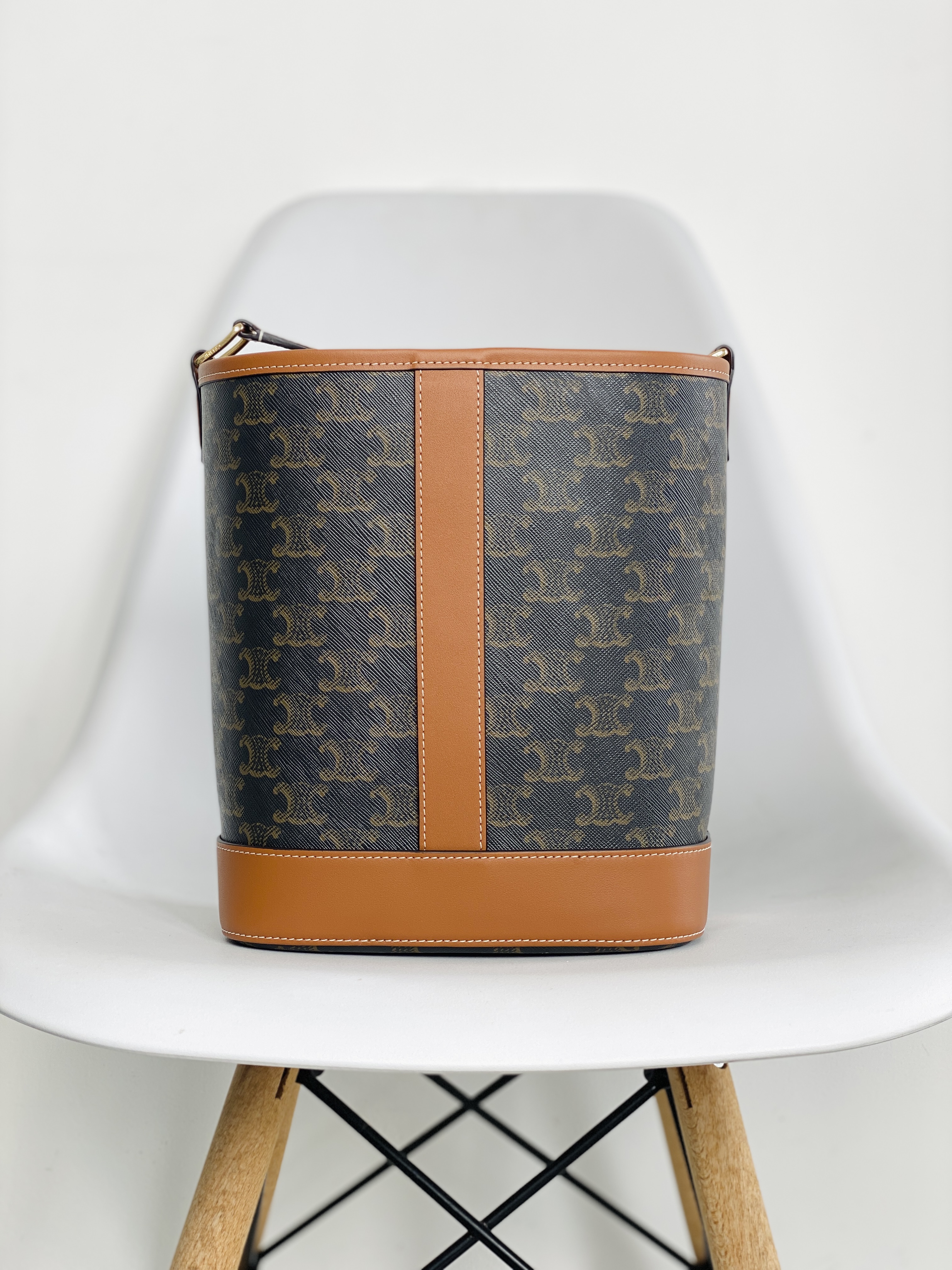 CELINE賽琳 Triomphe 凱旋門系列 經典滿印老花牛皮 水桶包 單肩包 斜挎包 小號 女款 黃褐色191442CAS-04LU