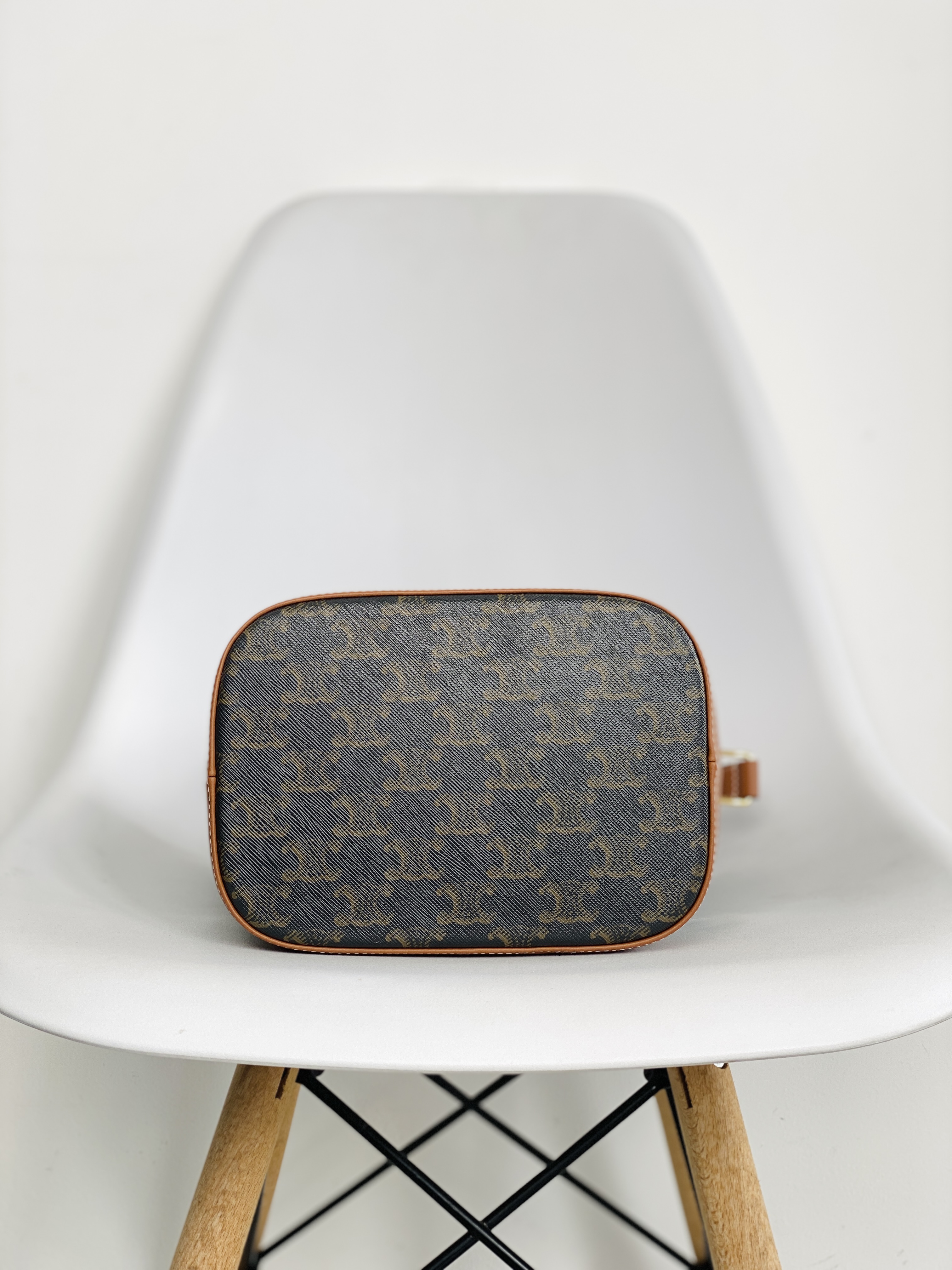 CELINE賽琳 Triomphe 凱旋門系列 經典滿印老花牛皮 水桶包 單肩包 斜挎包 小號 女款 黃褐色191442CAS-04LU