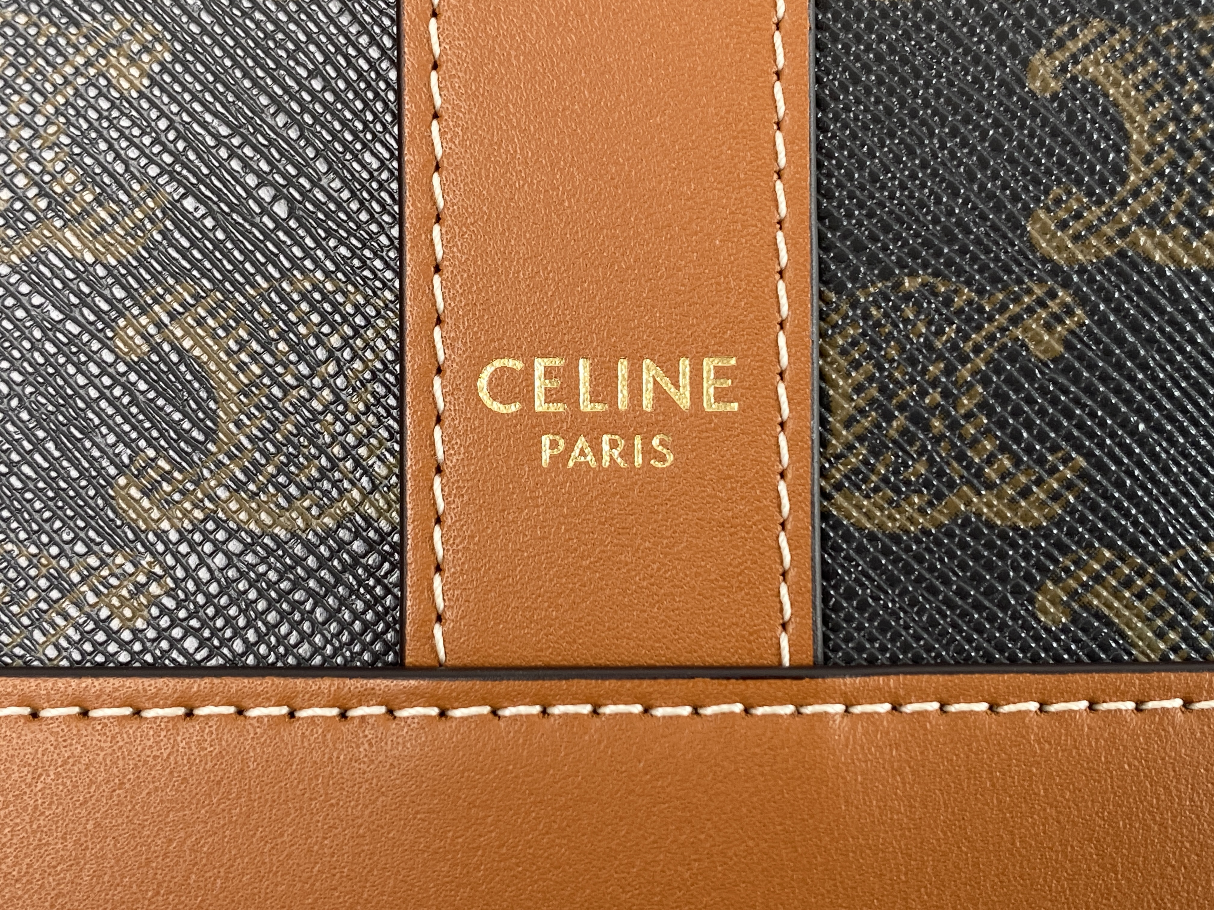 CELINE賽琳 Triomphe 凱旋門系列 經典滿印老花牛皮 水桶包 單肩包 斜挎包 小號 女款 黃褐色191442CAS-04LU