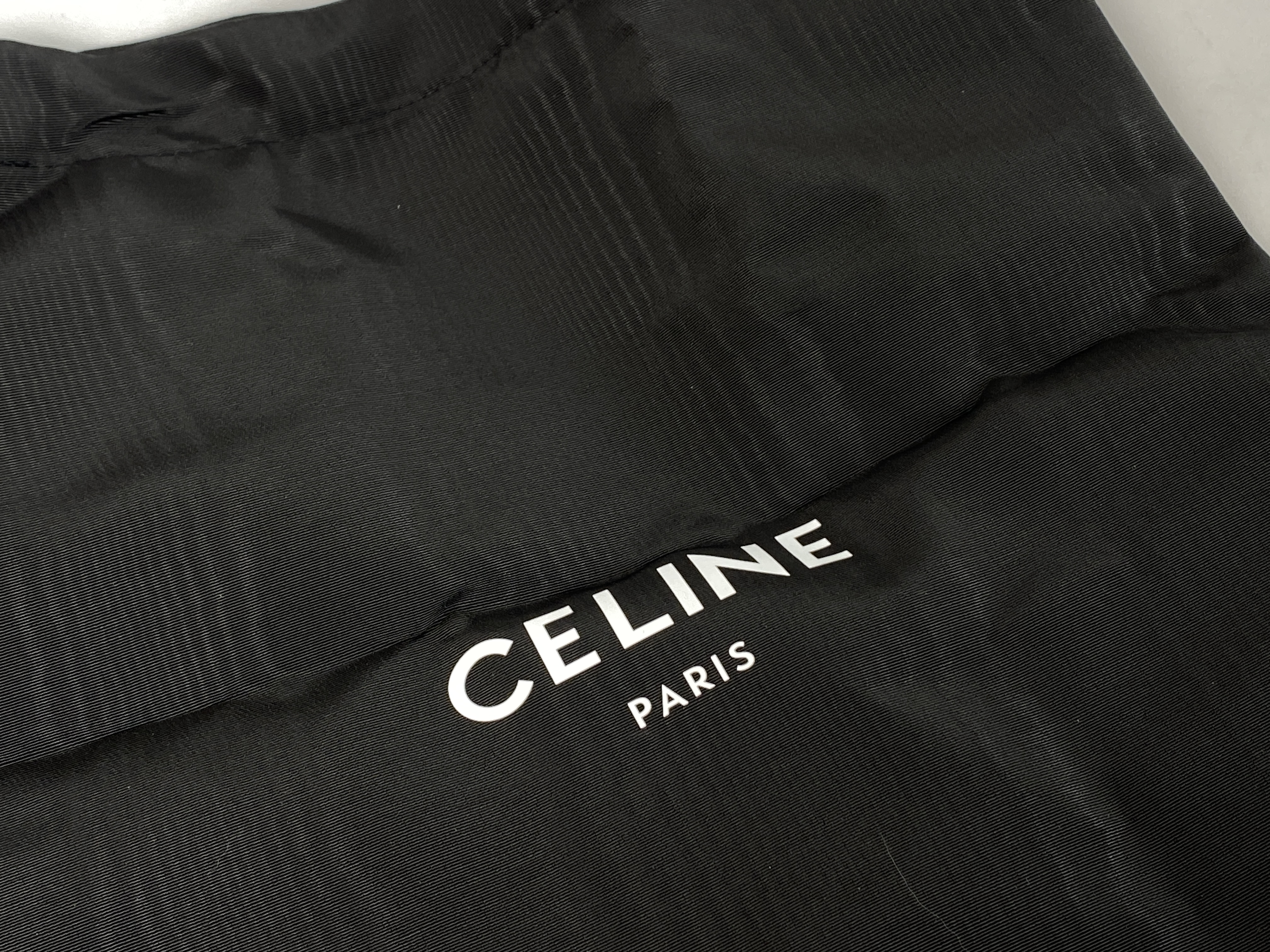 CELINE賽琳 Triomphe 凱旋門系列 經典滿印老花牛皮 水桶包 單肩包 斜挎包 小號 女款 黃褐色191442CAS-04LU