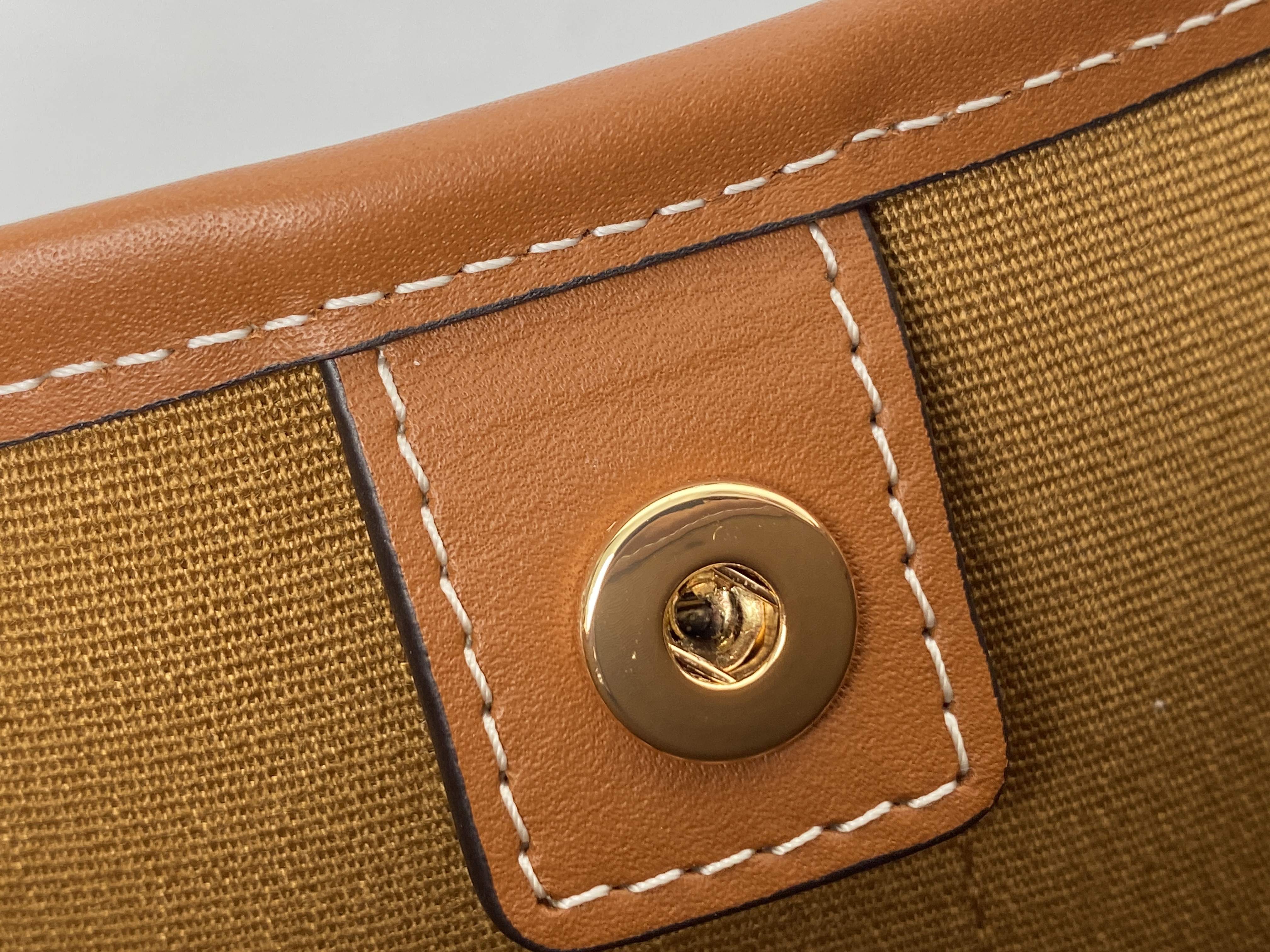 CELINE賽琳 Triomphe 凱旋門系列 經典滿印老花牛皮 水桶包 單肩包 斜挎包 小號 女款 黃褐色191442CAS-04LU