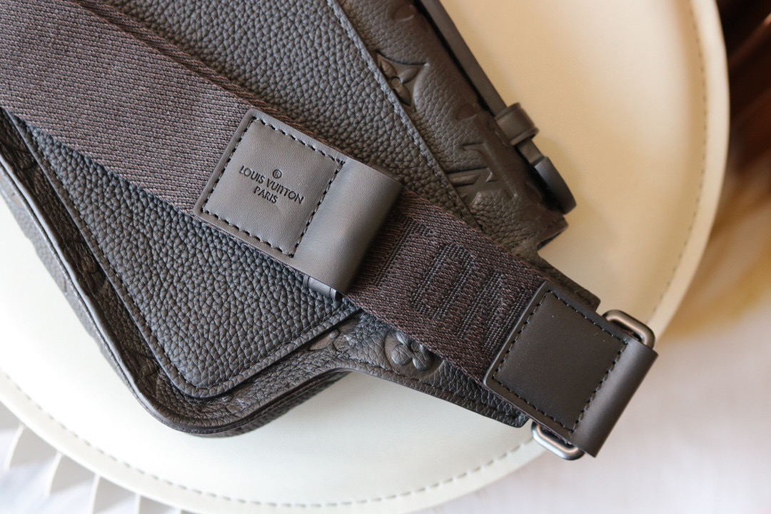  原厂皮 LOUIS VUITTON S Lock Sling 牛皮 經典老花壓紋 锁扣  邮差包 手提包 单肩包 斜挎包 腰包 胸包 黑色M58487