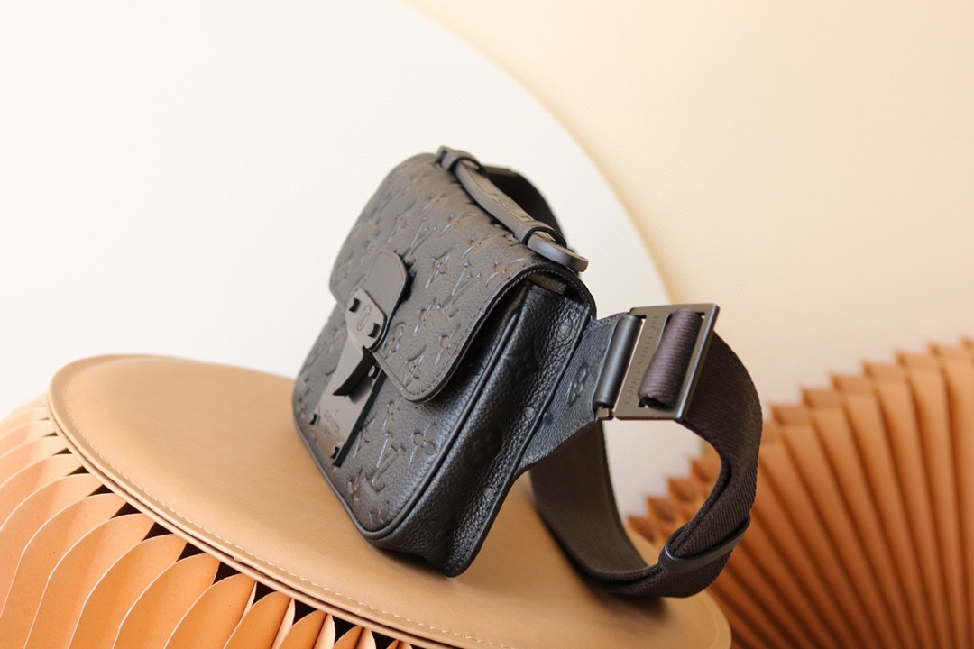  原厂皮 LOUIS VUITTON S Lock Sling 牛皮 經典老花壓紋 锁扣  邮差包 手提包 单肩包 斜挎包 腰包 胸包 黑色M58487