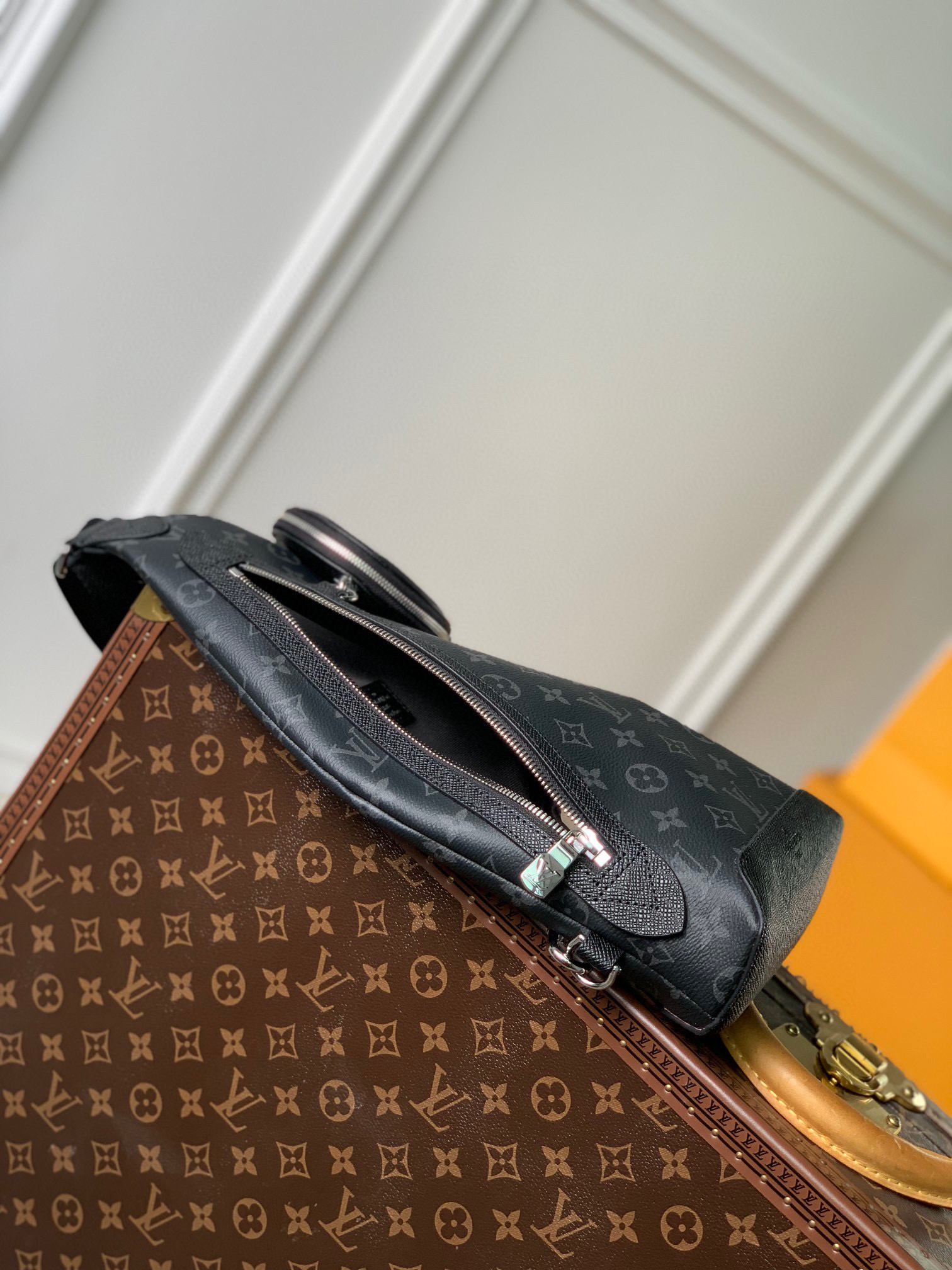 原厂皮 LOUIS VUITTON Duo  老花滿印 拉鏈開合 胸包 单肩包 斜挎包 迷你 黑色 M30963