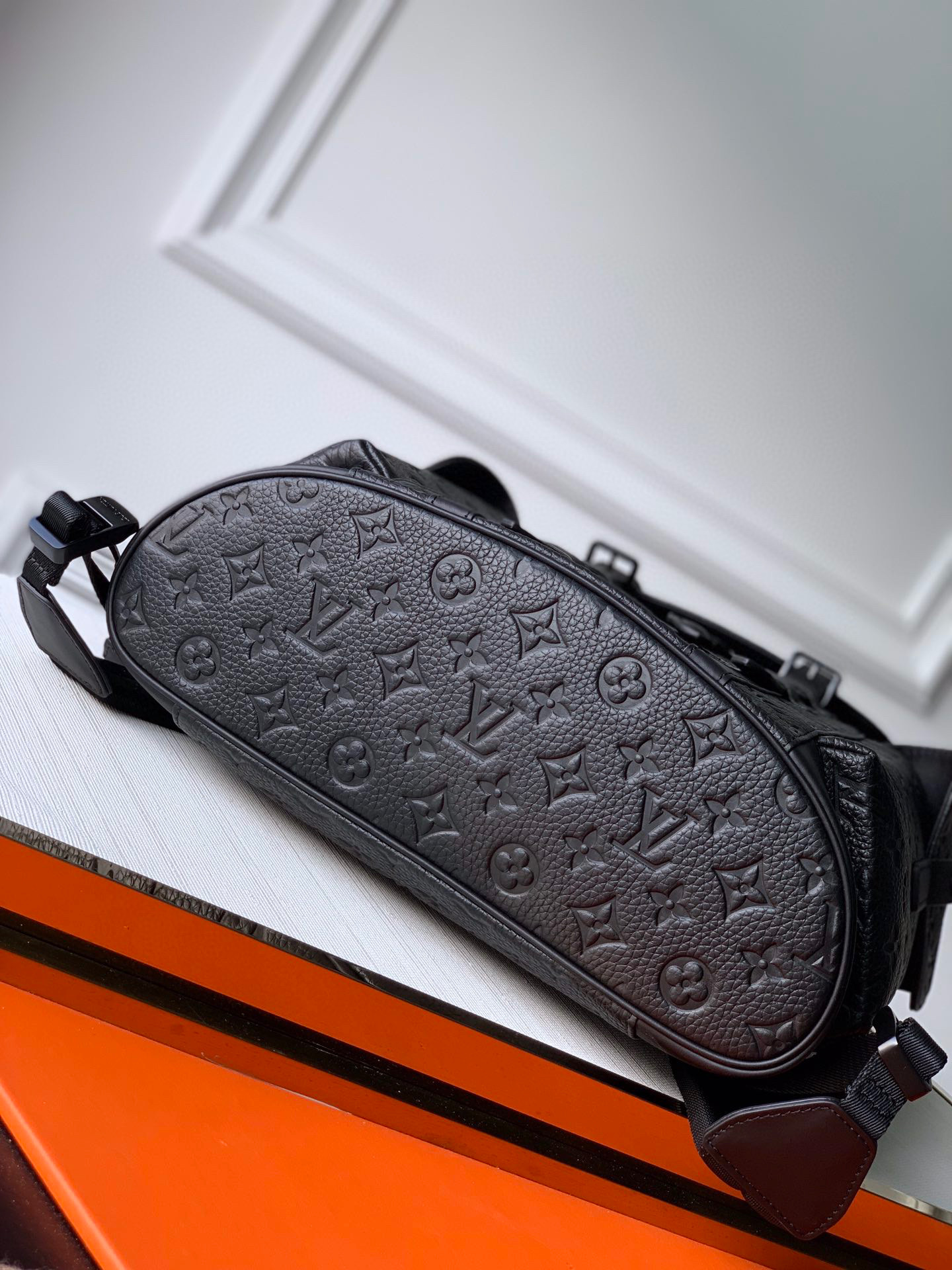 原厂皮 LOUIS VUITTON Christopher  壓印 雙肩包  黑色 M55699