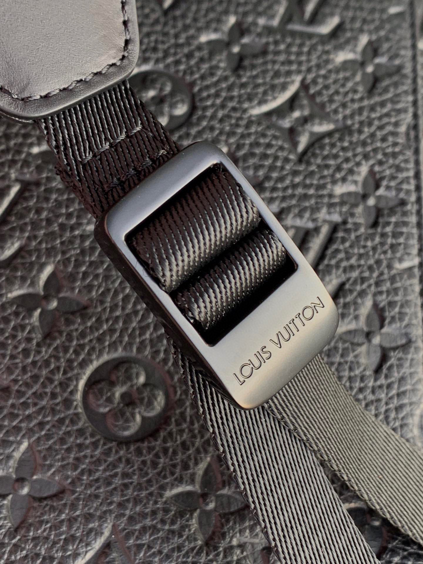 原厂皮 LOUIS VUITTON Christopher  壓印 雙肩包  黑色 M55699