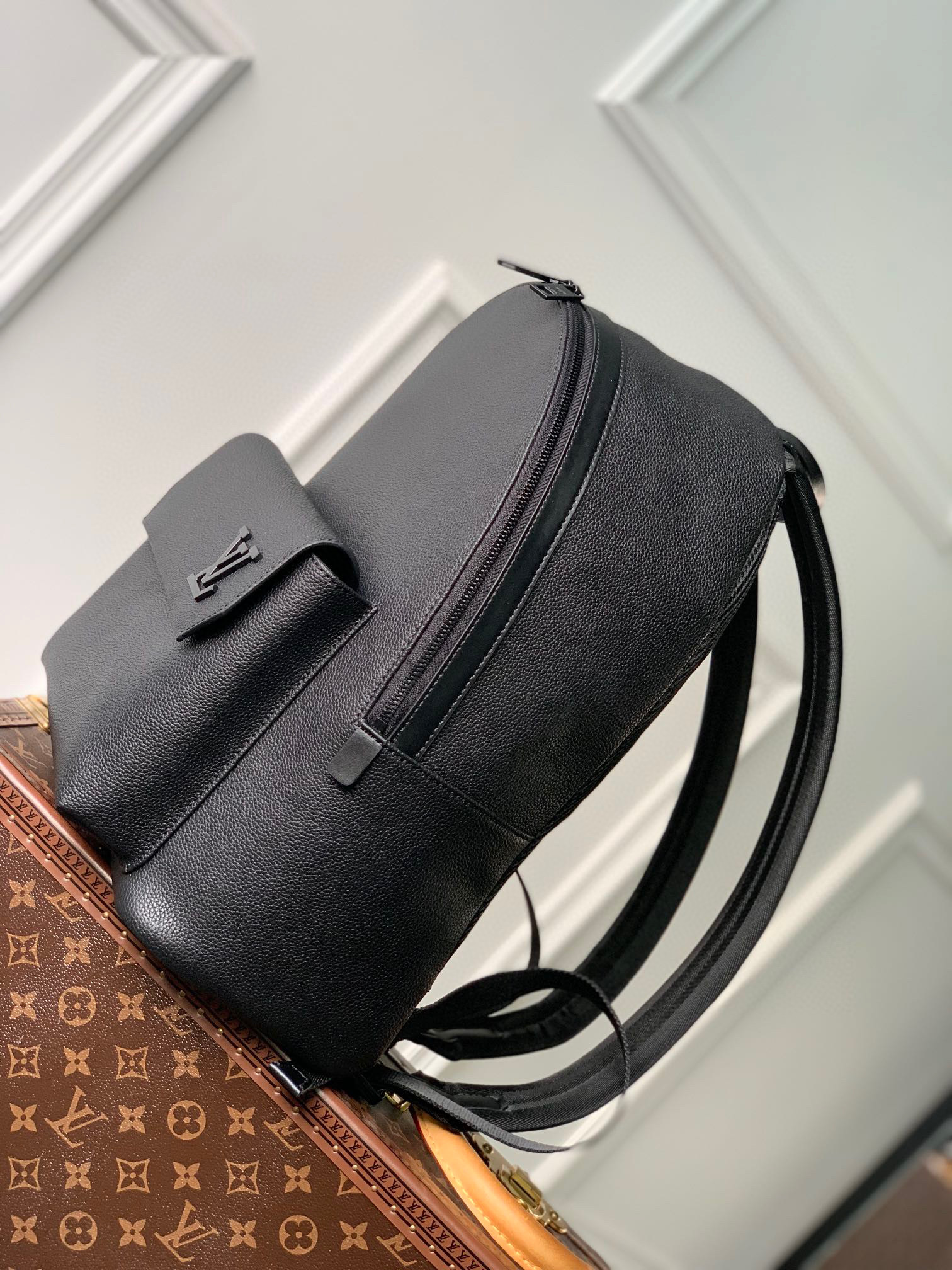 原厂皮 LOUIS VUITTON LV Aerogram 顆粒小牛皮  雙肩包 单肩包 斜挎包   黑色 M57079