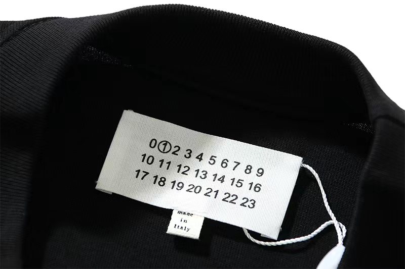 Maison Margiela 马吉拉 FW22 字母数字图案印花 短袖 黑色 白色 T 恤 夏季 男女同款 S51GC0516S22816900