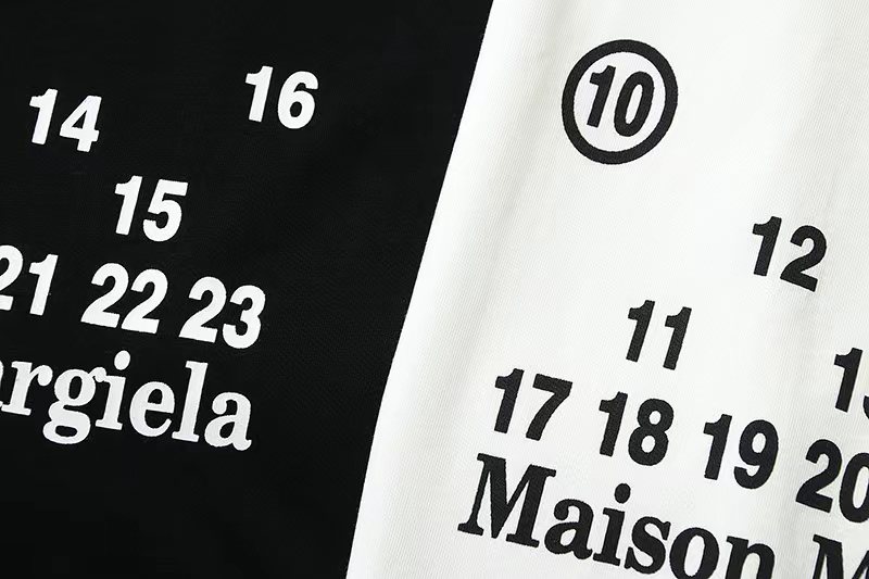 Maison Margiela 马吉拉 FW22 字母数字图案印花 短袖 黑色 白色 T 恤 夏季 男女同款 S51GC0516S22816900