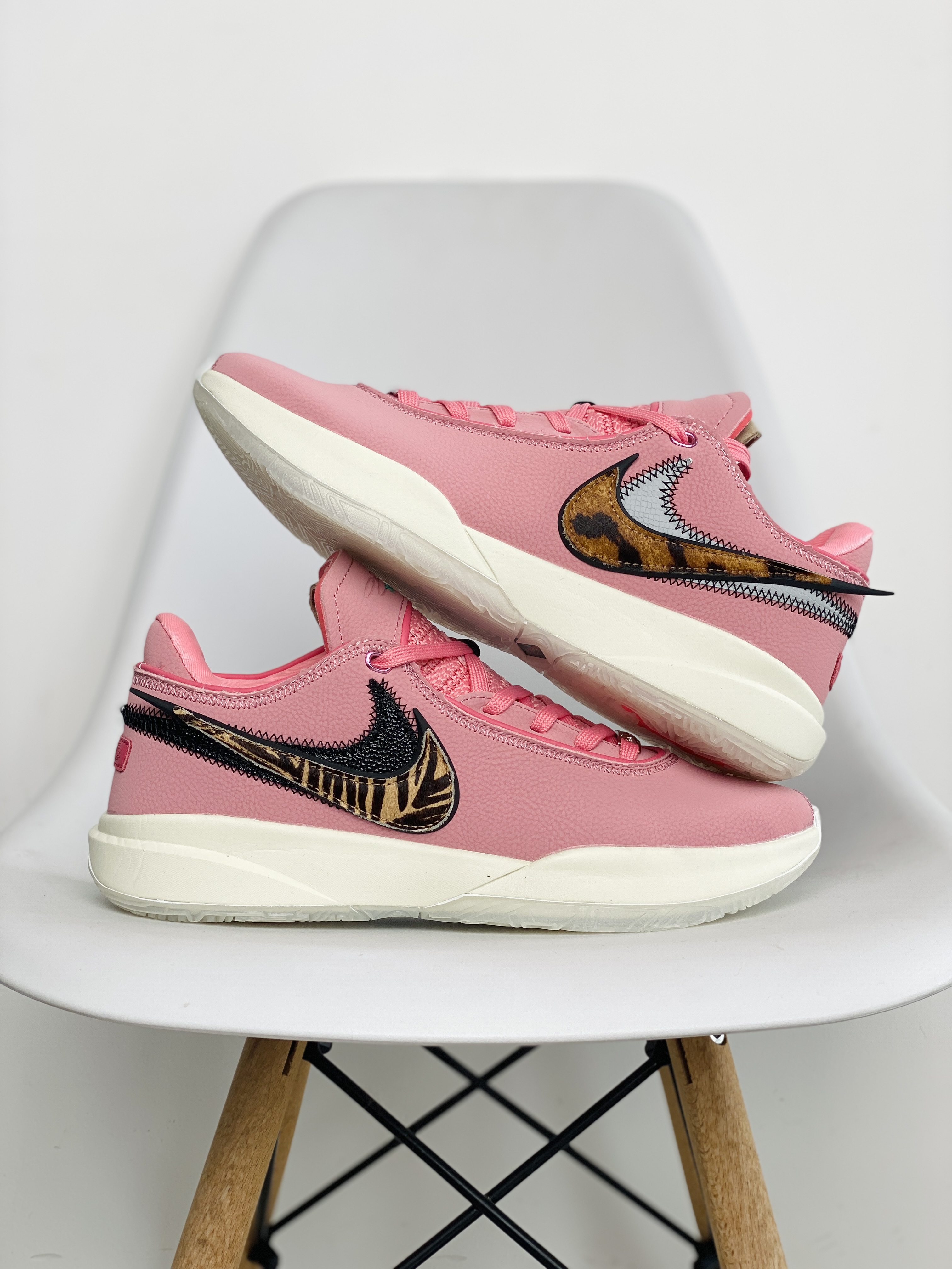  Nike LeBron 20  詹姆斯 20   低筒 前TURBO 后掌ZOOM  双气垫  篮球鞋 实战鞋 运动鞋 球鞋 男鞋 粉色豹纹 DQ3827-900