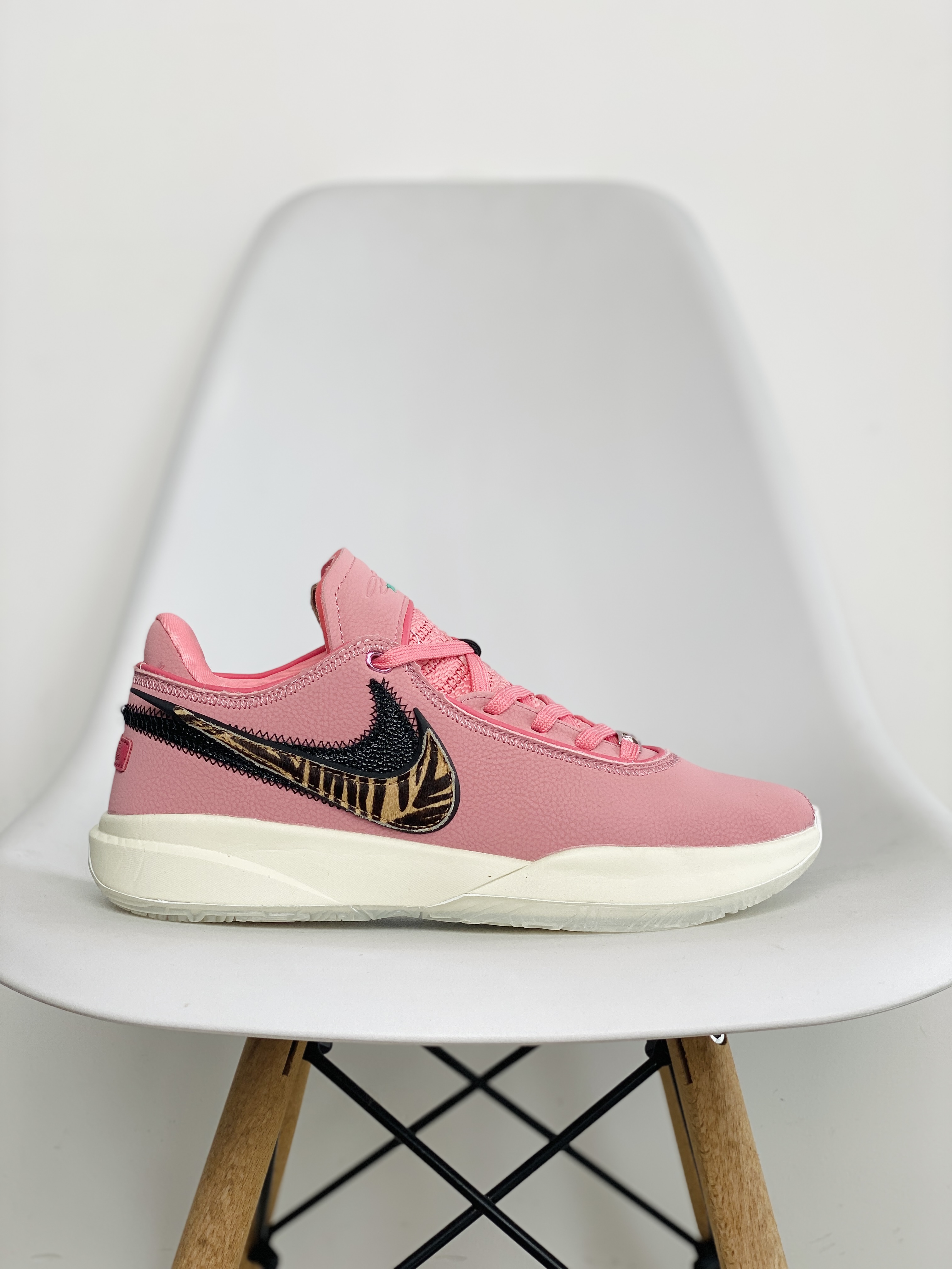  Nike LeBron 20  詹姆斯 20   低筒 前TURBO 后掌ZOOM  双气垫  篮球鞋 实战鞋 运动鞋 球鞋 男鞋 粉色豹纹 DQ3827-900