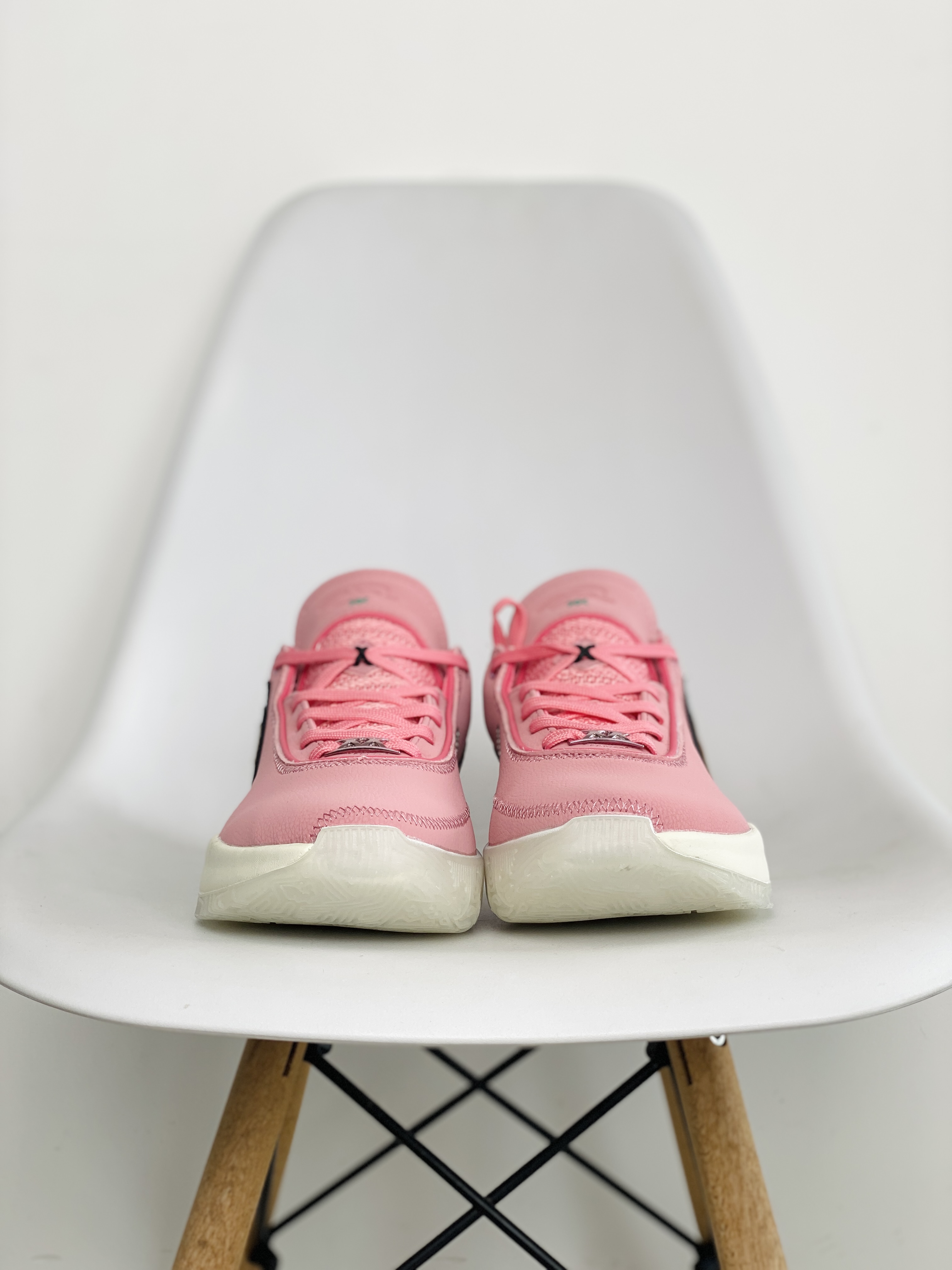  Nike LeBron 20  詹姆斯 20   低筒 前TURBO 后掌ZOOM  双气垫  篮球鞋 实战鞋 运动鞋 球鞋 男鞋 粉色豹纹 DQ3827-900