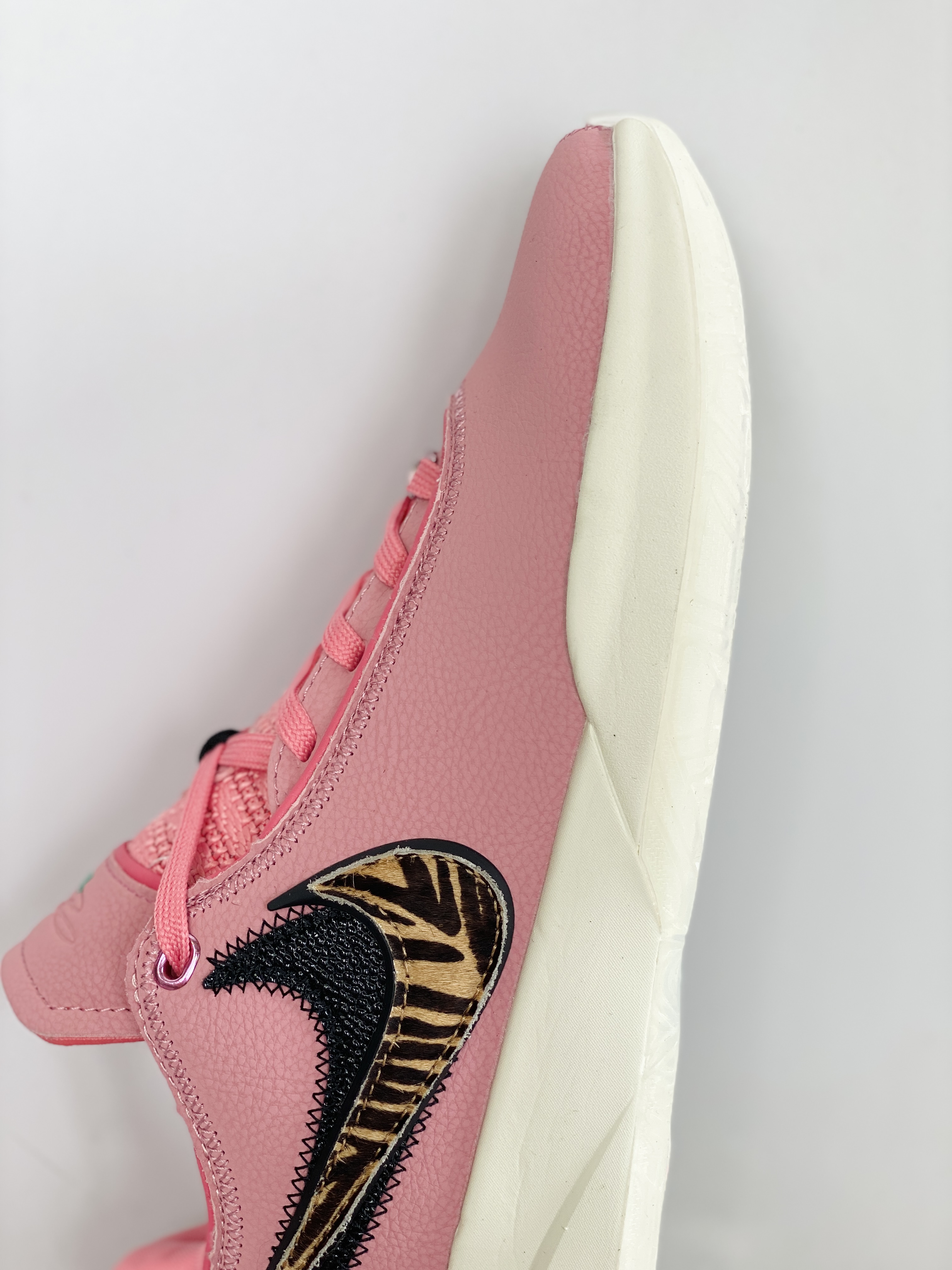  Nike LeBron 20  詹姆斯 20   低筒 前TURBO 后掌ZOOM  双气垫  篮球鞋 实战鞋 运动鞋 球鞋 男鞋 粉色豹纹 DQ3827-900