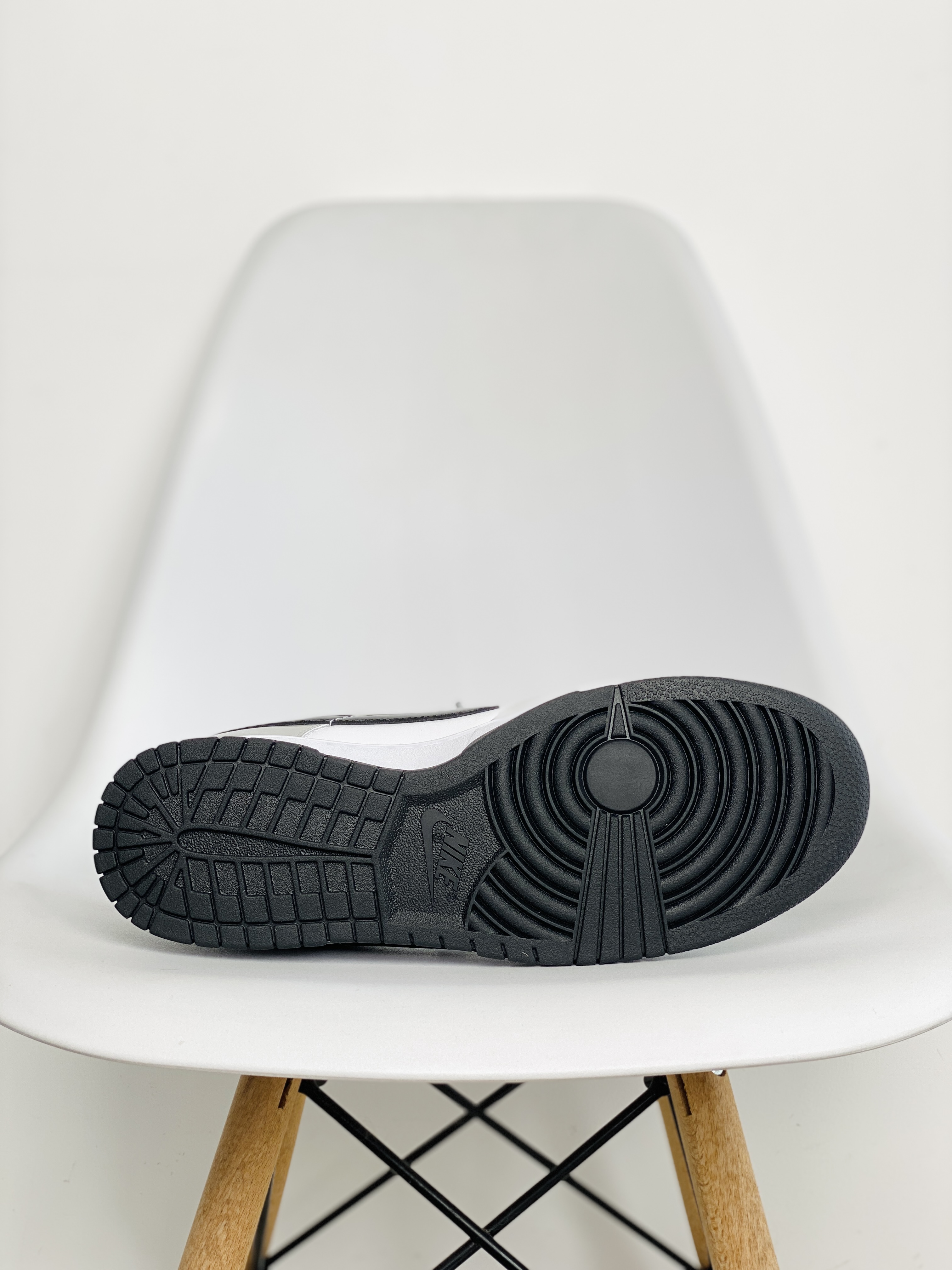 Dunk Low Ess Light Iron Ore 漆皮灰白 轻便防滑 休闲鞋 板鞋   女款 波鞋  DQ7576-001 