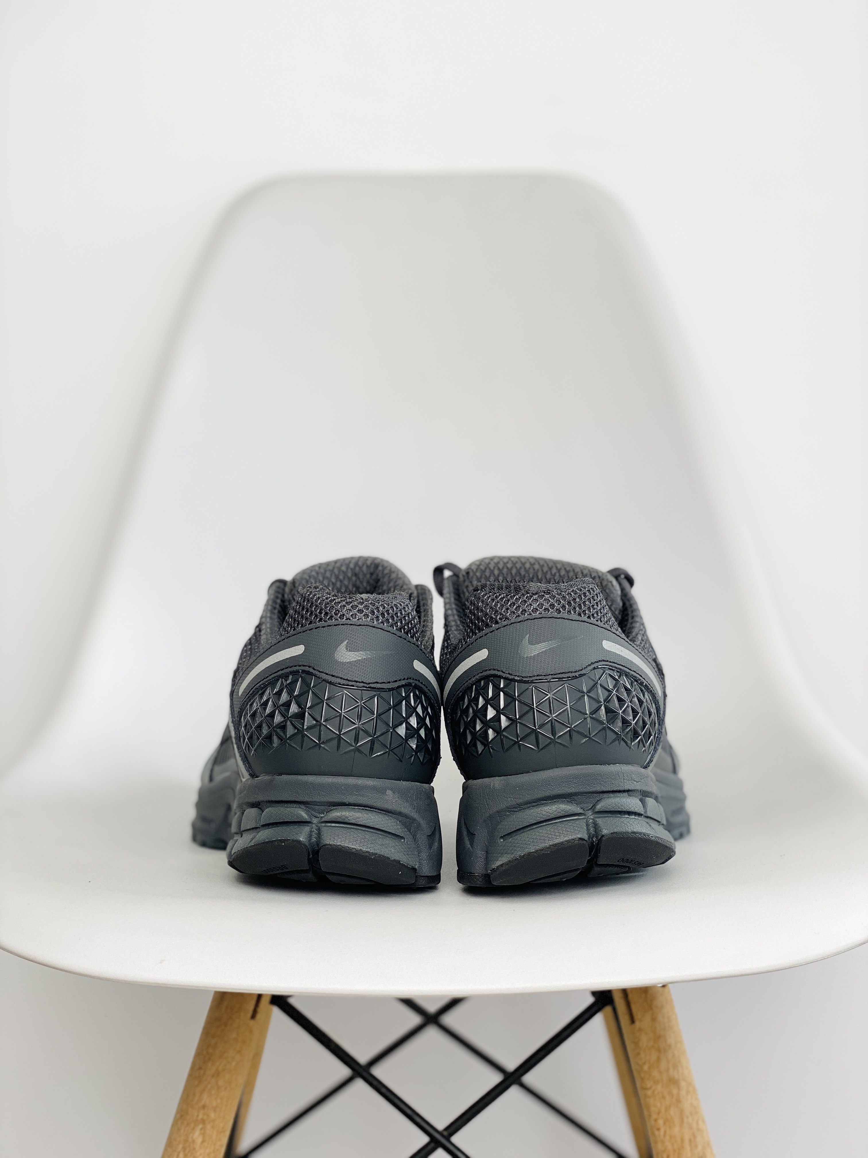 新版 Nike Air Zoom Vomero 5 anthracite black 黑色 气垫 低筒 跑步鞋 运动鞋 男鞋 女鞋 BV1358-002