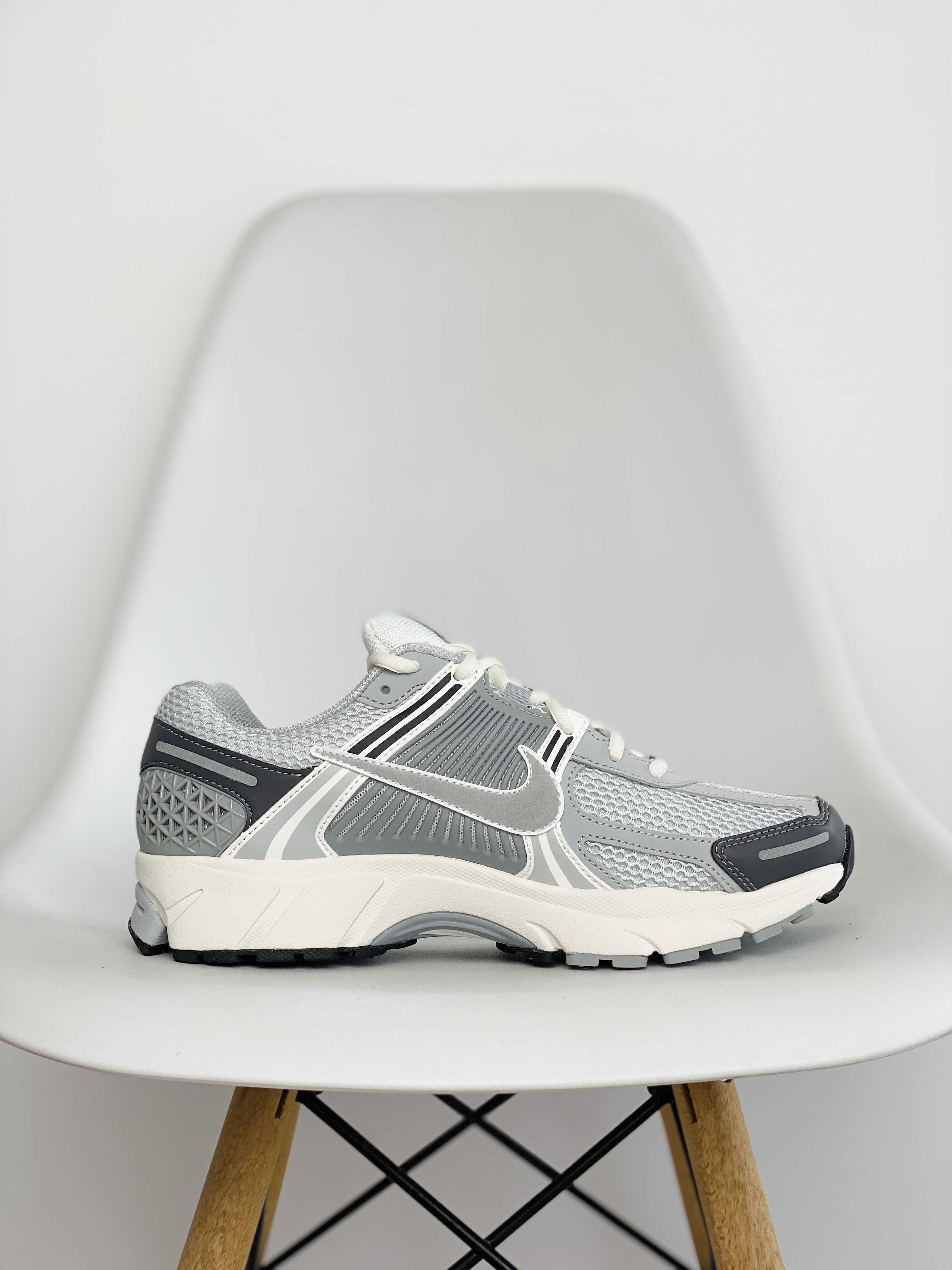 Nike Air Zoom Vomero 5 米灰色 气垫 低筒 跑步鞋 运动鞋 男鞋 女鞋 FD9919-001