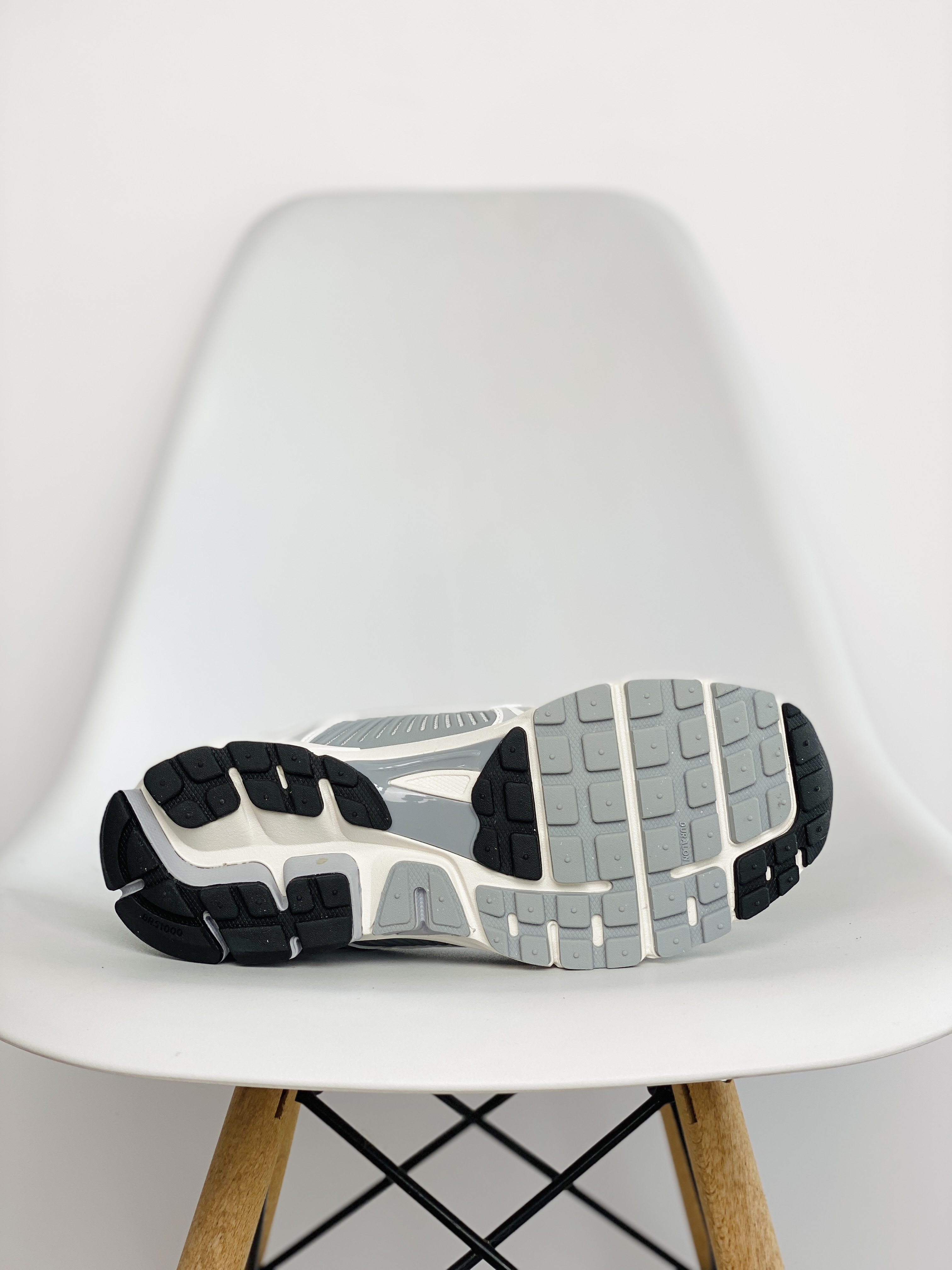 Nike Air Zoom Vomero 5 米灰色 气垫 低筒 跑步鞋 运动鞋 男鞋 女鞋 FD9919-001