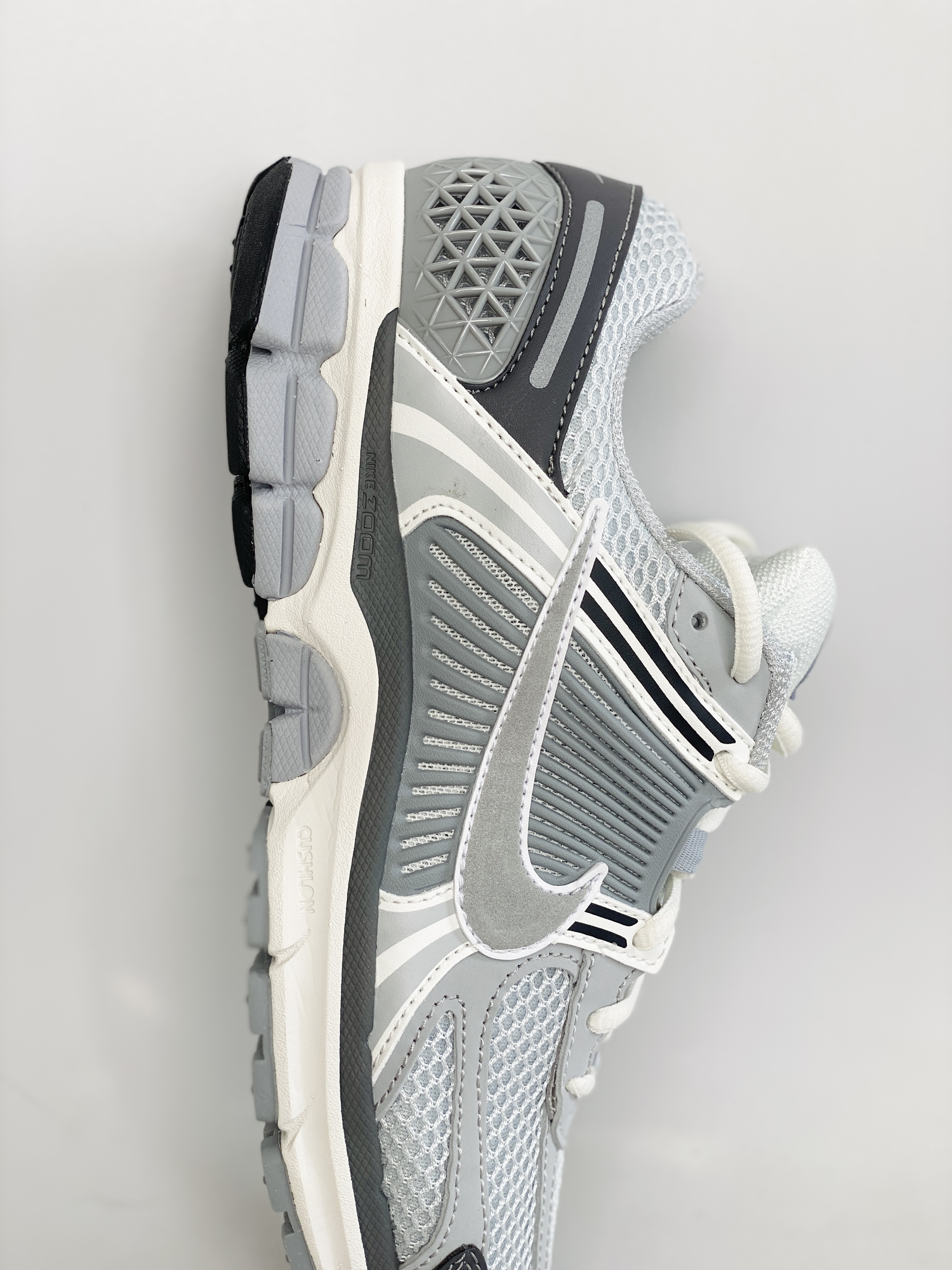Nike Air Zoom Vomero 5 米灰色 气垫 低筒 跑步鞋 运动鞋 男鞋 女鞋 FD9919-001