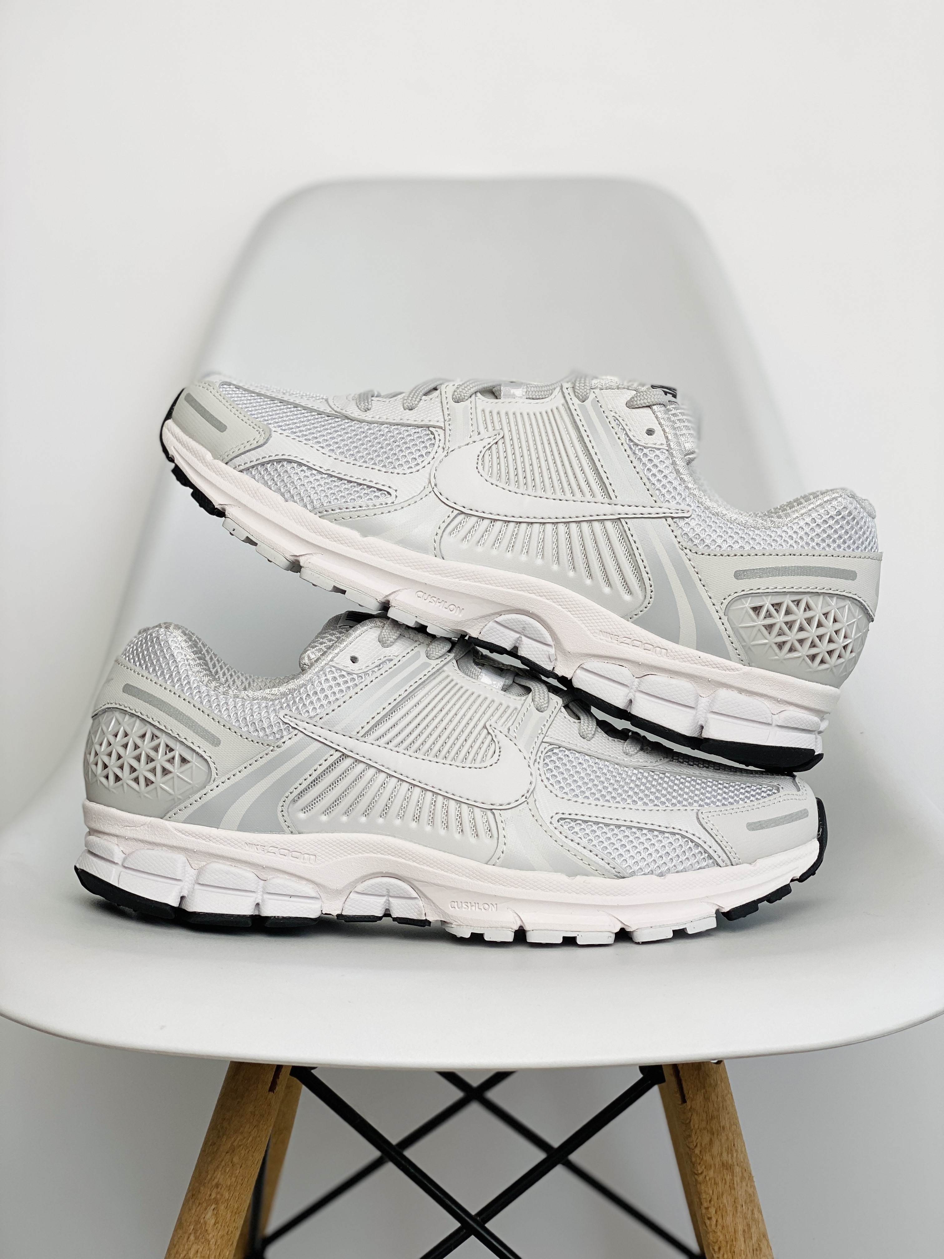新版 Nike Air Zoom Vomero 5 Vast Grey 灰白 气垫 低筒 跑步鞋 运动鞋 男鞋 女鞋 BV1358-001
