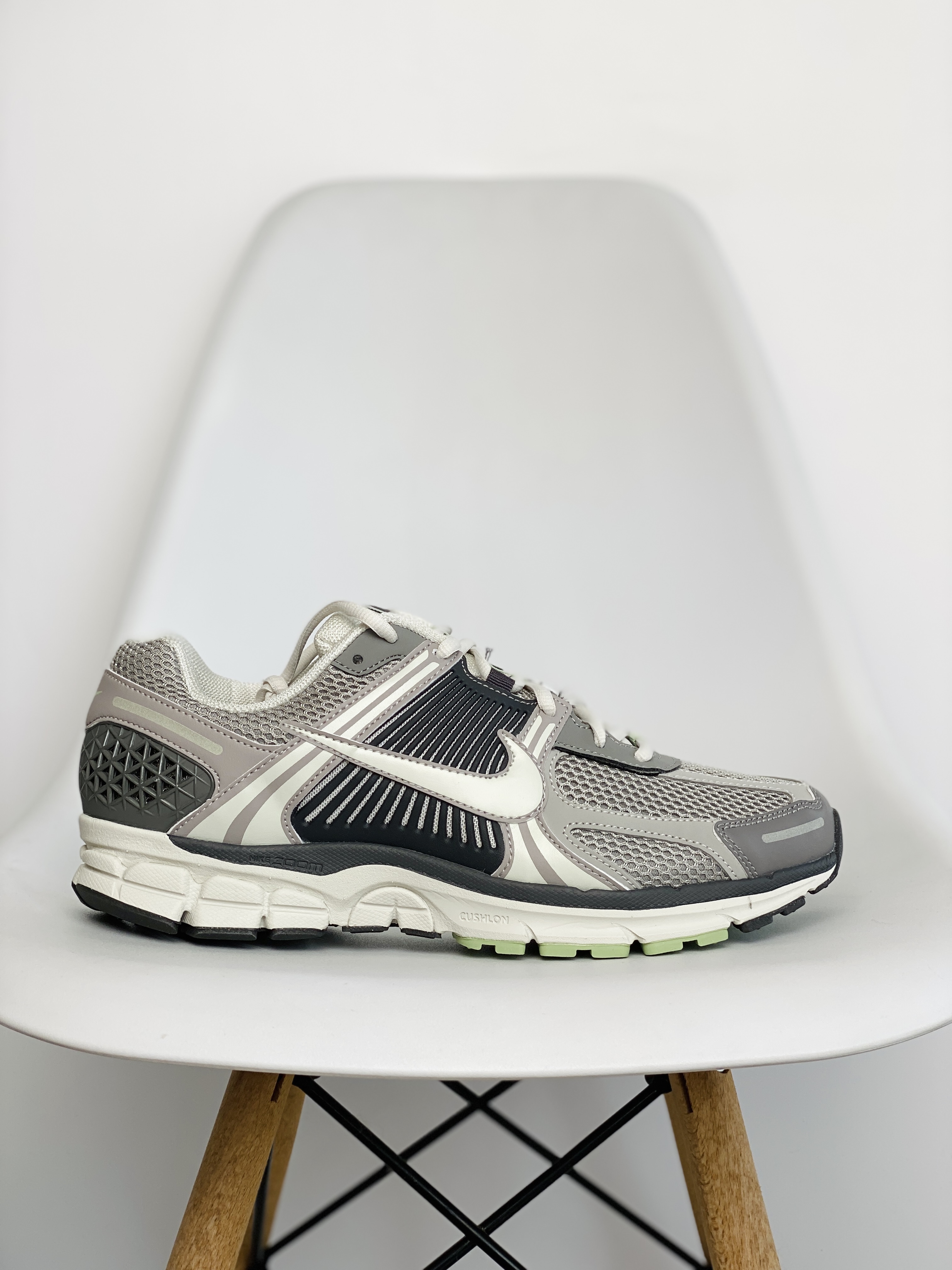 新版 Nike Air Zoom Vomero 5 灰黑色 气垫 低筒 跑步鞋 运动鞋 男鞋 女鞋 FB8825-001