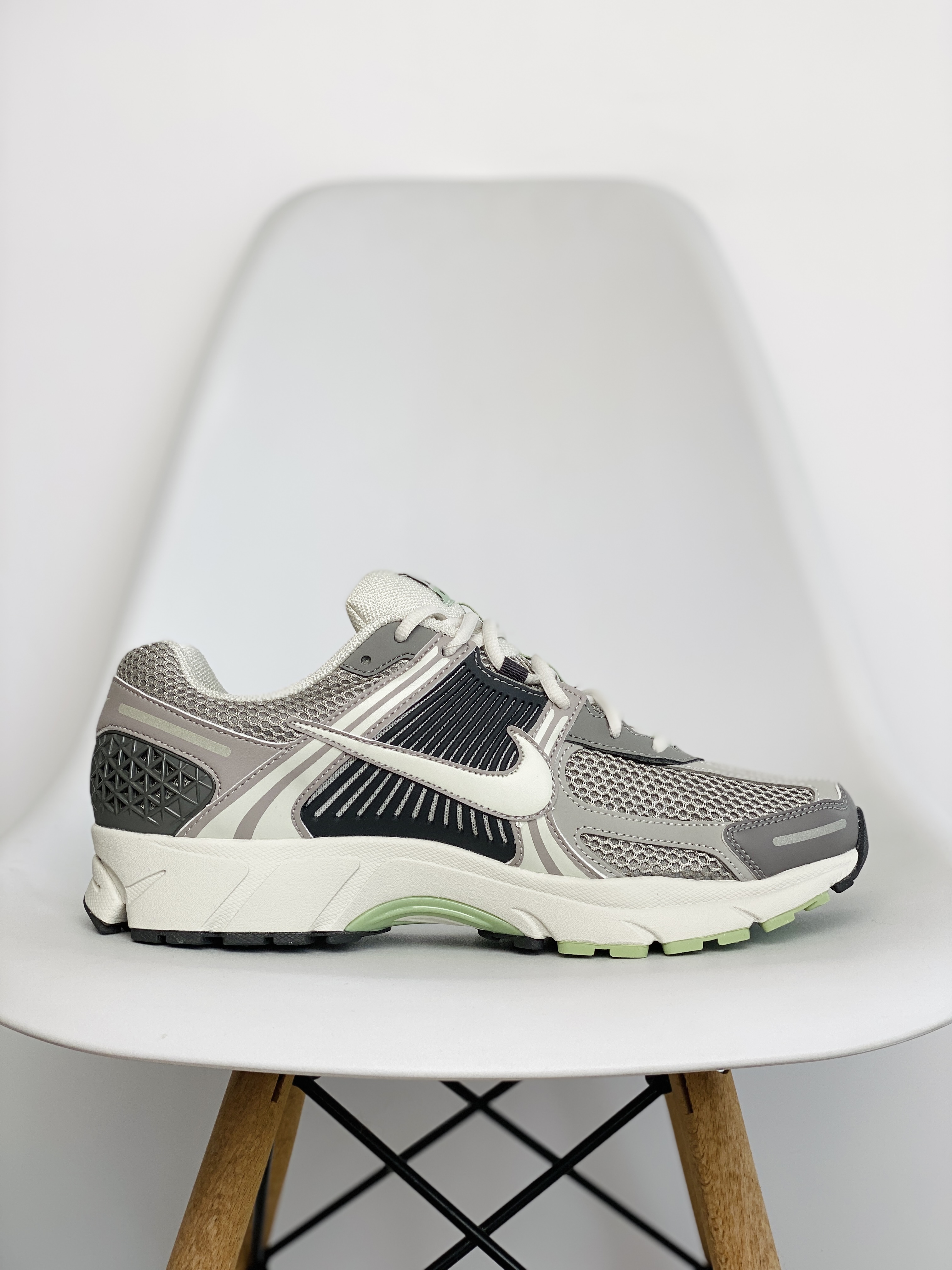 新版 Nike Air Zoom Vomero 5 灰黑色 气垫 低筒 跑步鞋 运动鞋 男鞋 女鞋 FB8825-001