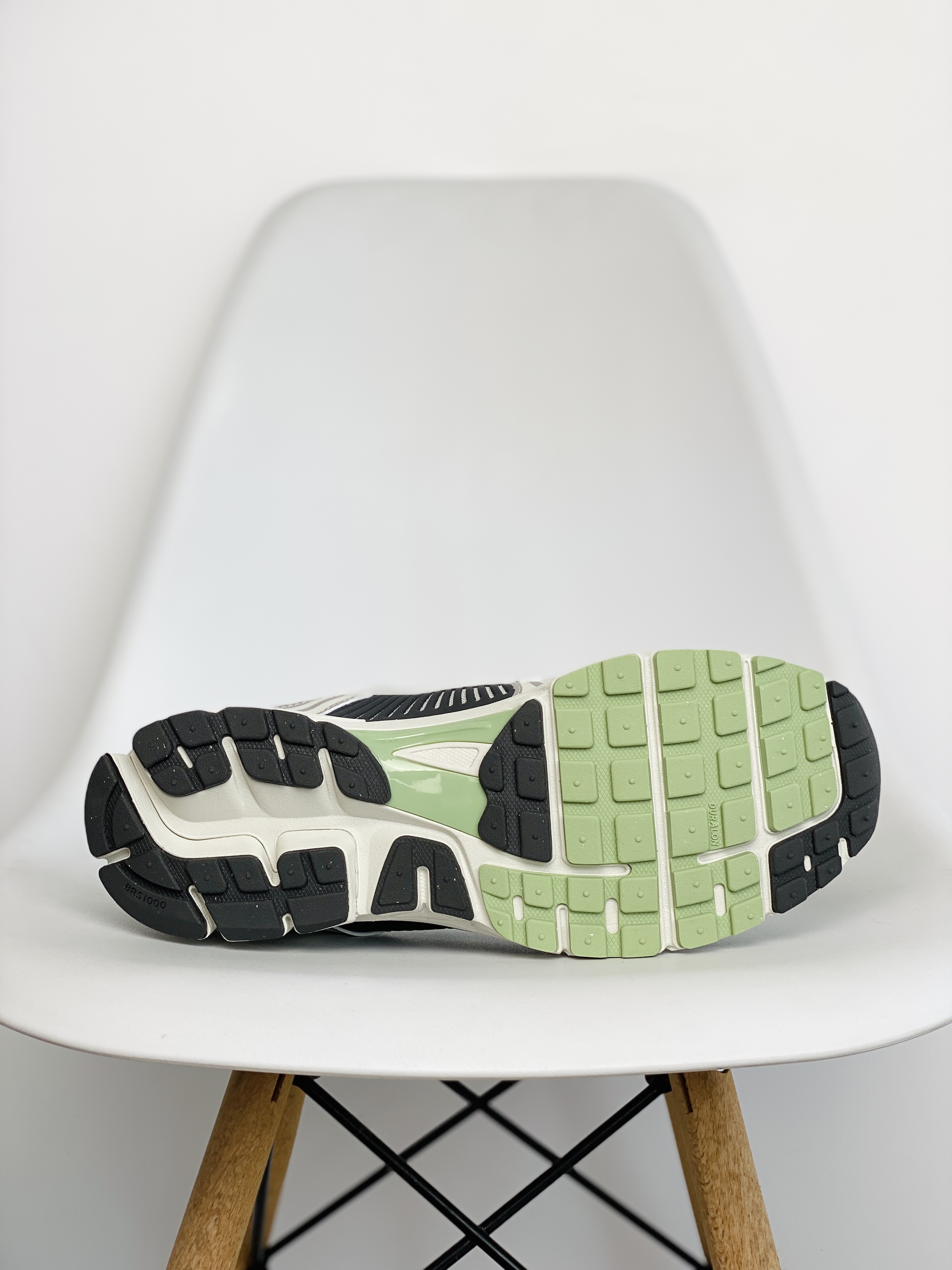 新版 Nike Air Zoom Vomero 5 灰黑色 气垫 低筒 跑步鞋 运动鞋 男鞋 女鞋 FB8825-001