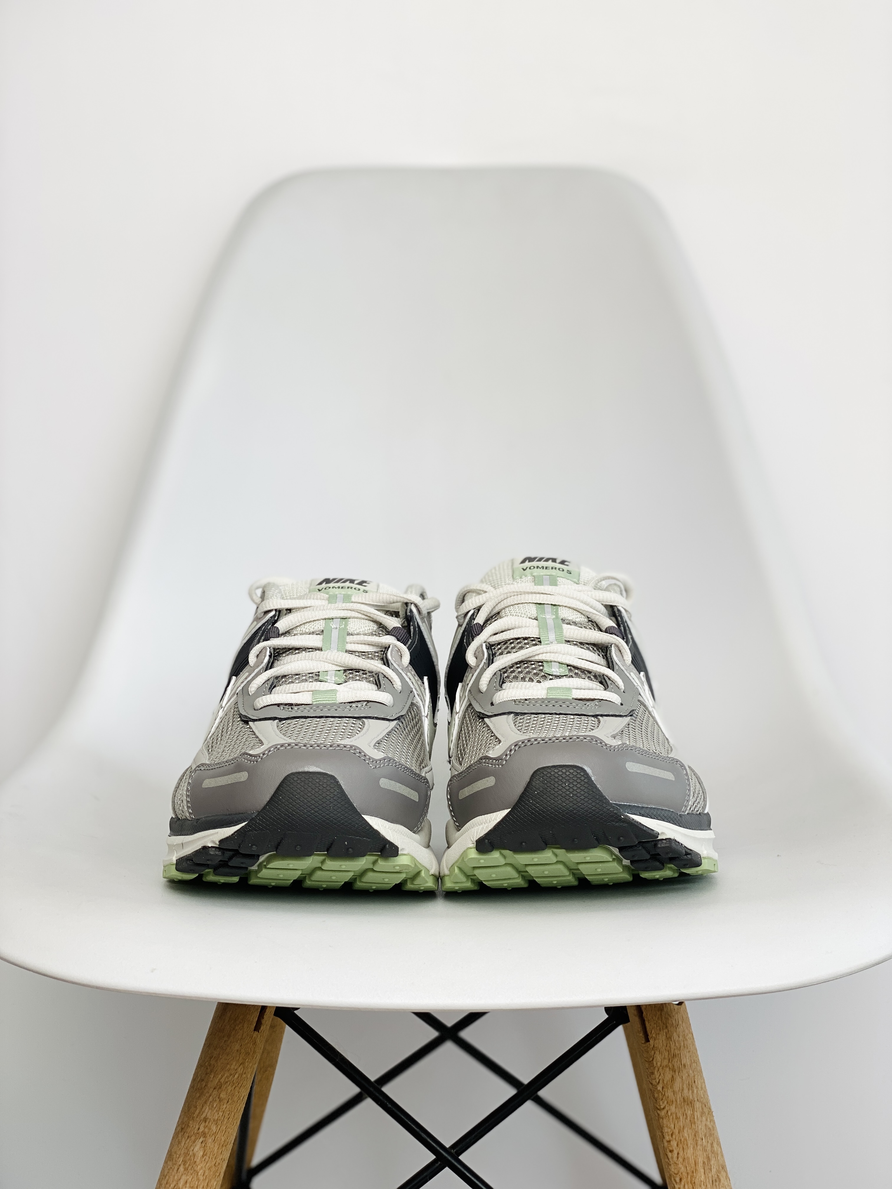 新版 Nike Air Zoom Vomero 5 灰黑色 气垫 低筒 跑步鞋 运动鞋 男鞋 女鞋 FB8825-001