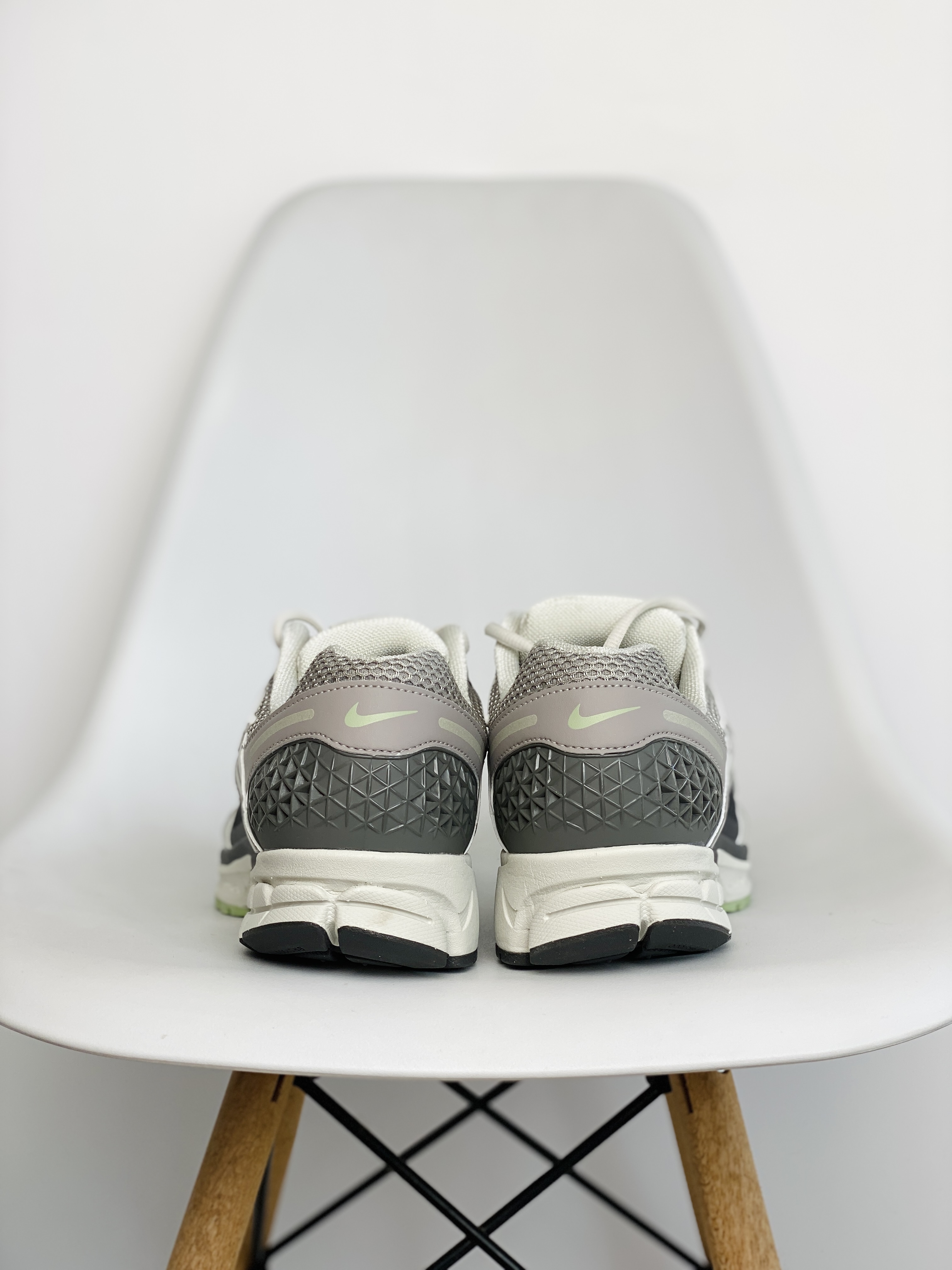 新版 Nike Air Zoom Vomero 5 灰黑色 气垫 低筒 跑步鞋 运动鞋 男鞋 女鞋 FB8825-001