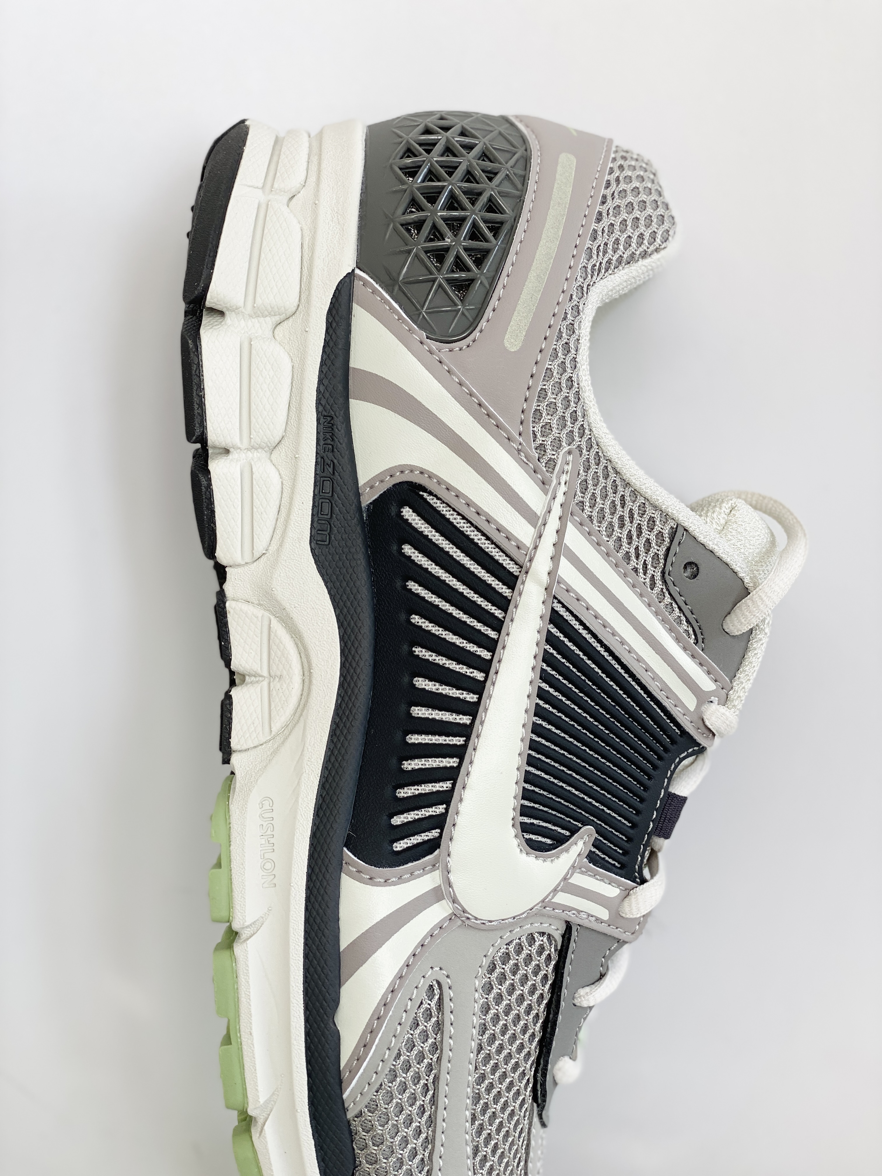 新版 Nike Air Zoom Vomero 5 灰黑色 气垫 低筒 跑步鞋 运动鞋 男鞋 女鞋 FB8825-001