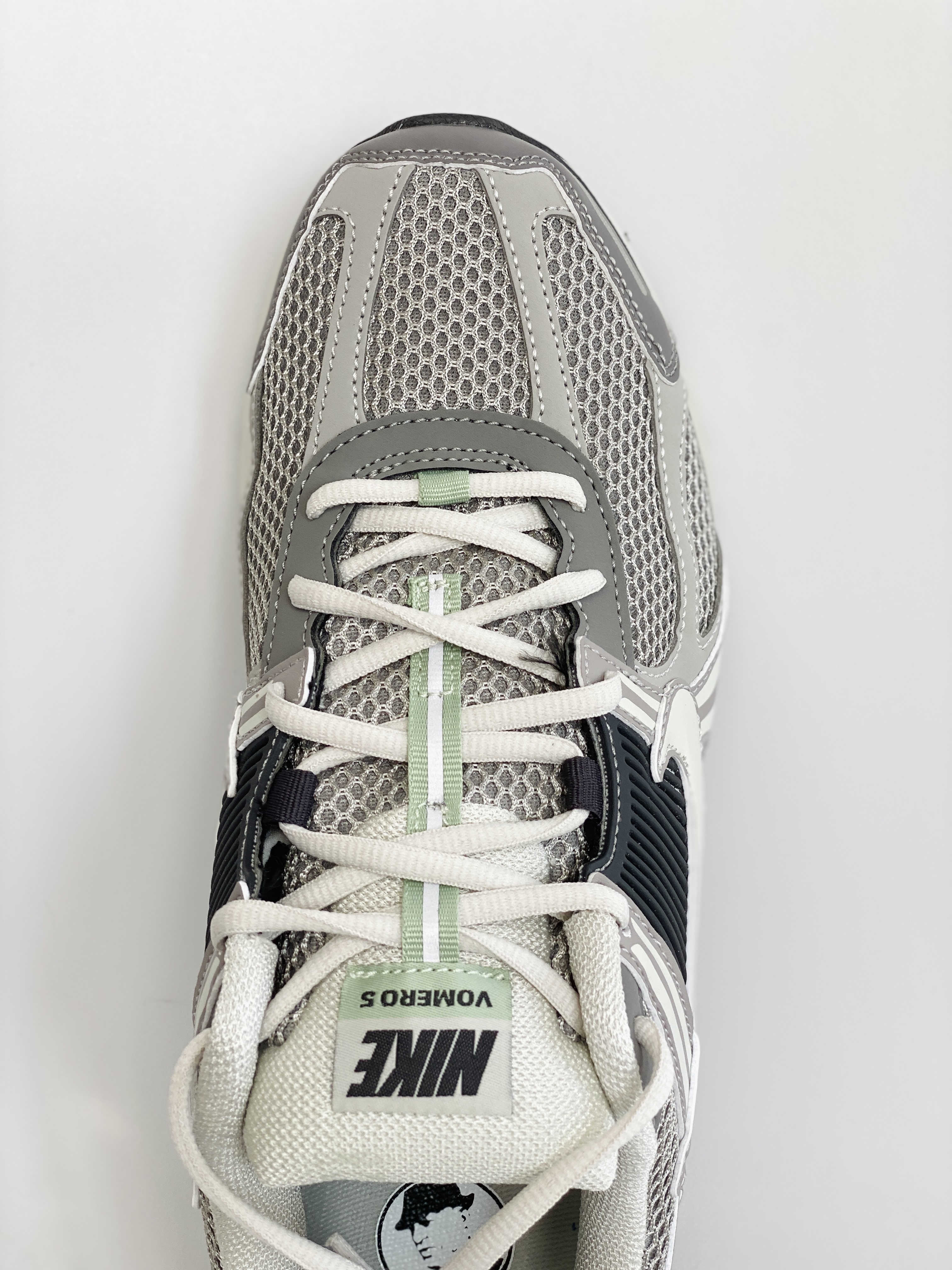 新版 Nike Air Zoom Vomero 5 灰黑色 气垫 低筒 跑步鞋 运动鞋 男鞋 女鞋 FB8825-001